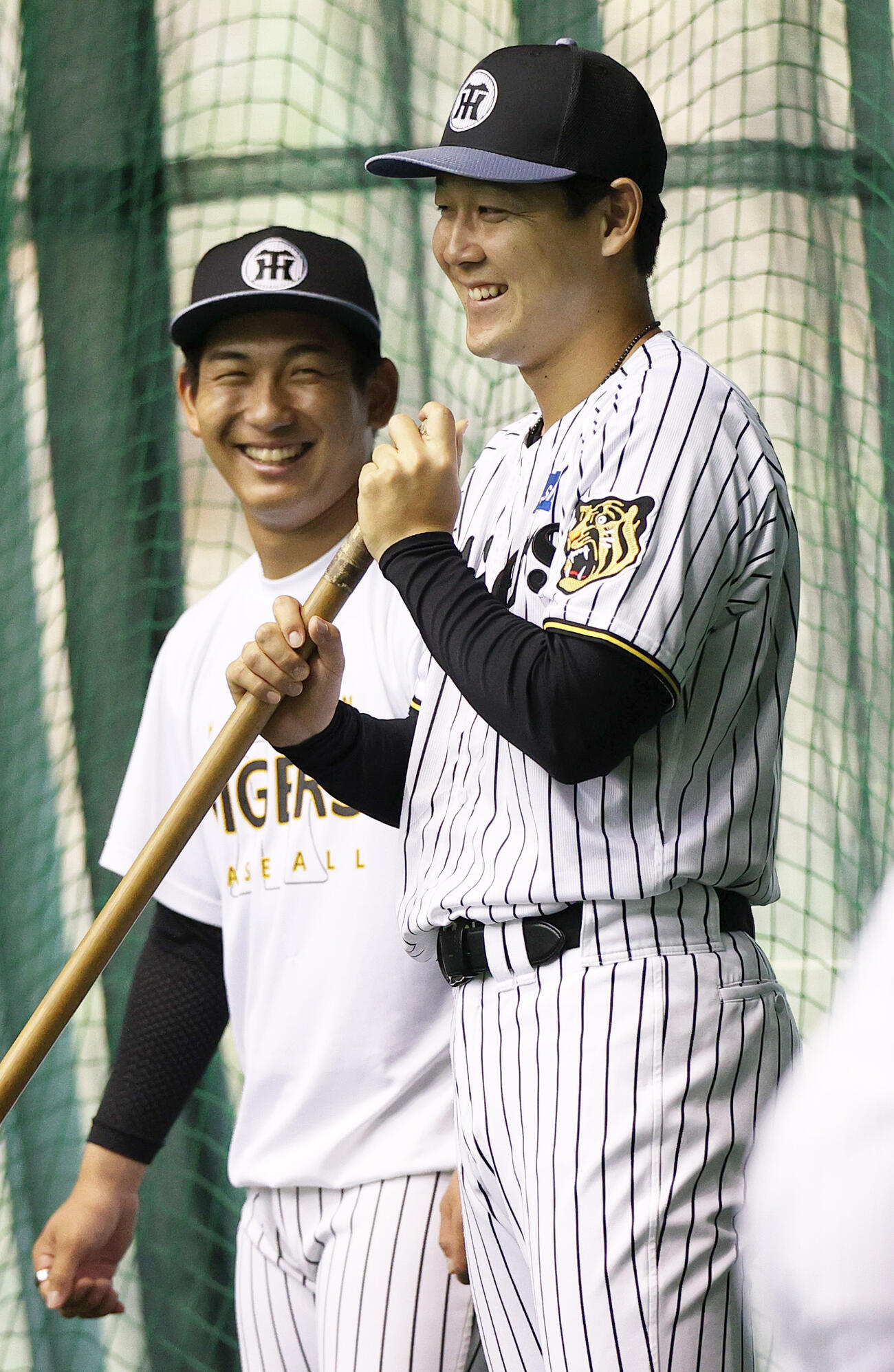 室内で笑顔を見せる阪神木下（手前）と伊原（撮影・上山淳一）