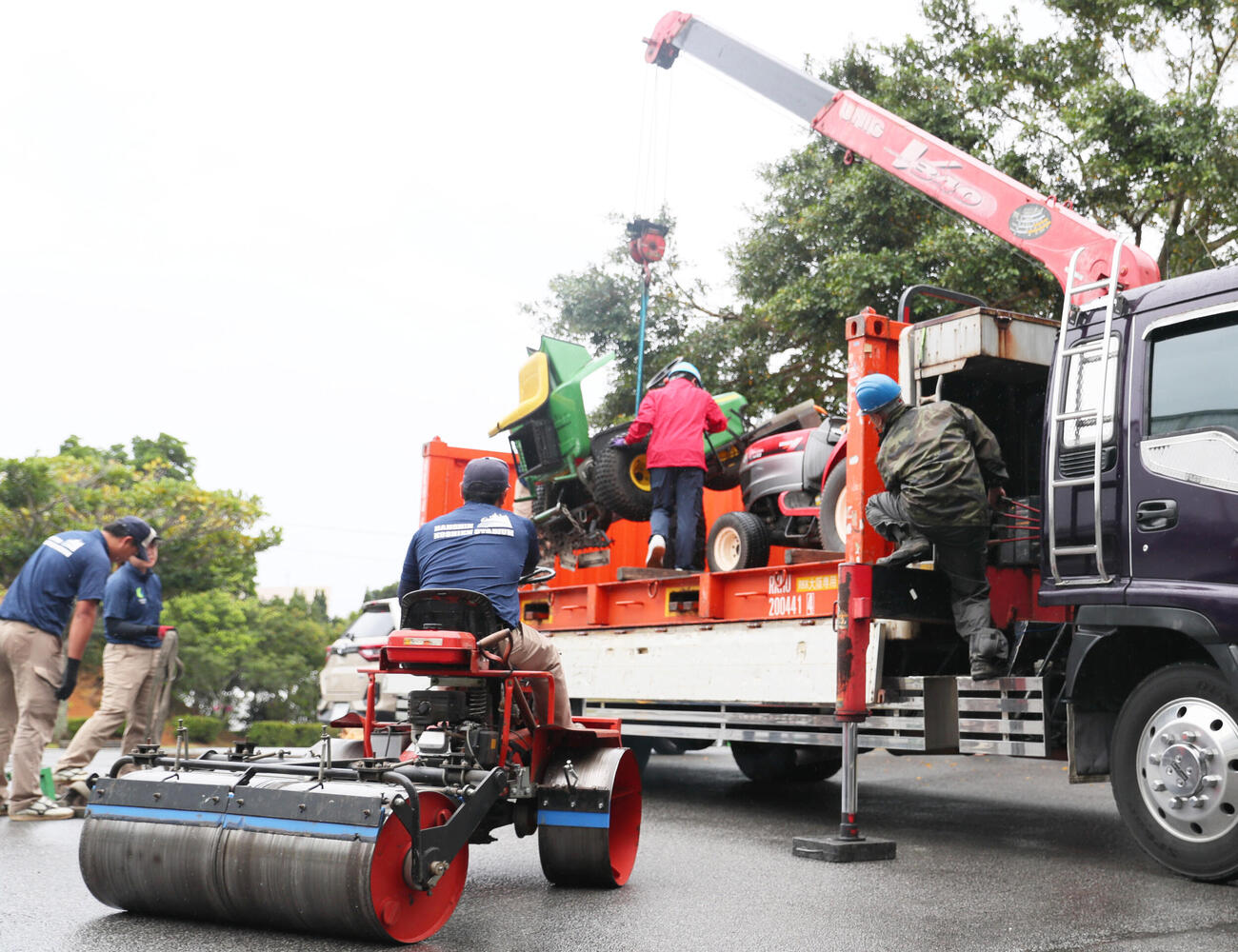 宜野座キャンプを終え機材をトラックに運び込む阪神園芸の職員ら（撮影・上山淳一）