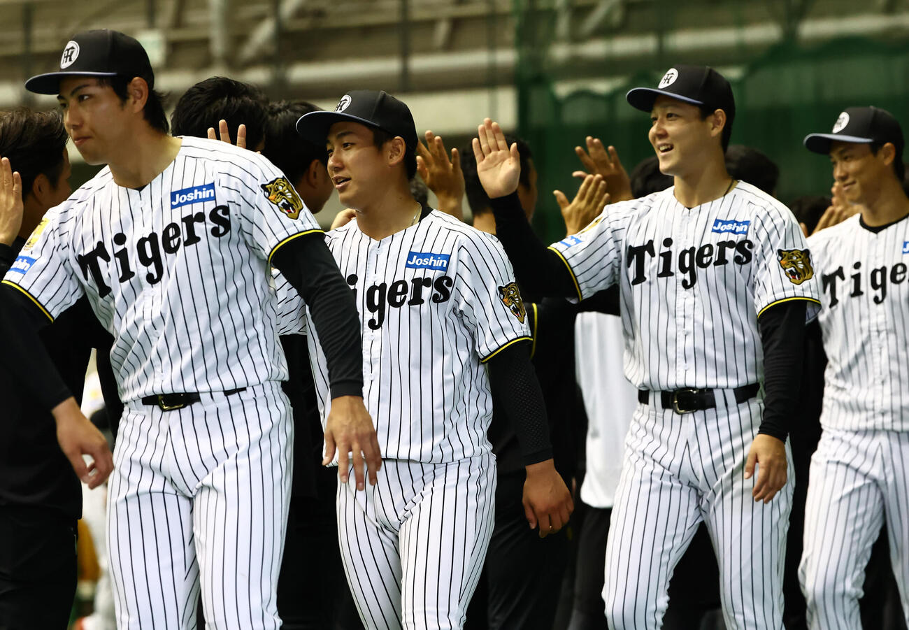 キャンプを終えた伊原（中央）はスタッフとハイタッチする（撮影・上田博志）