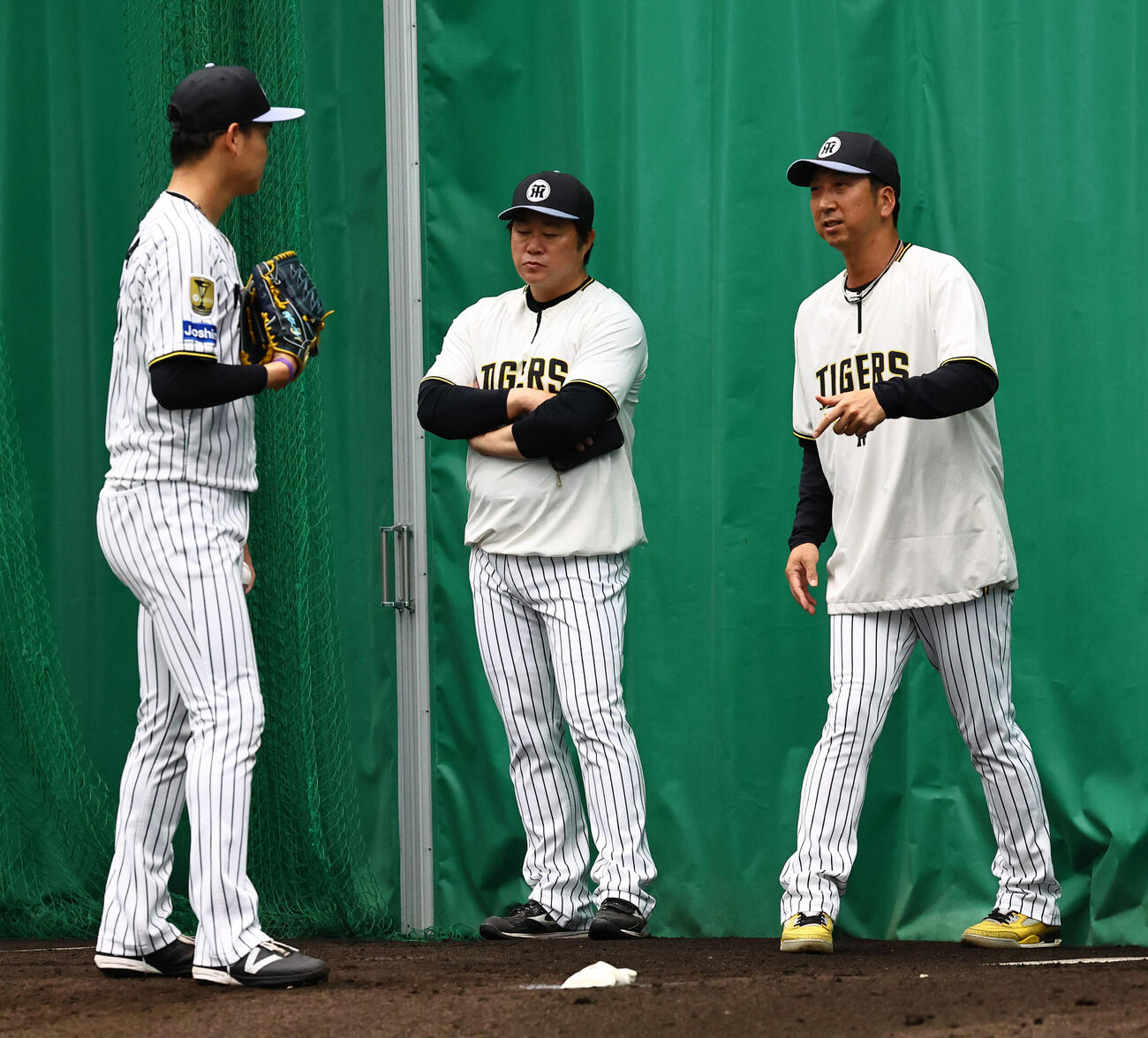 藤川監督（右）は及川を指導する（撮影・上田博志）