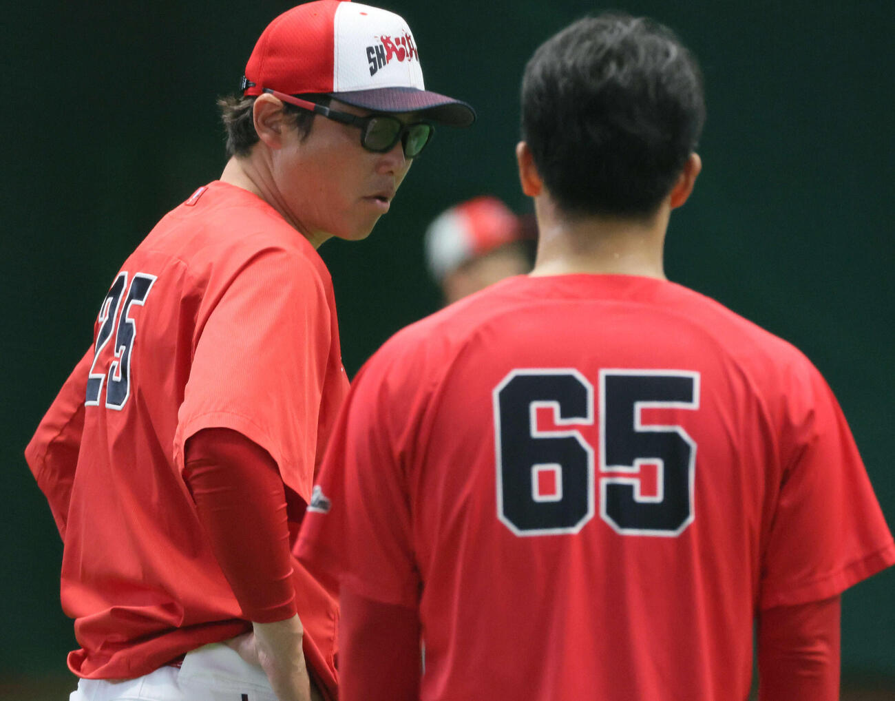 玉村と話し合う新井監督（左）。（撮影・加藤孝規）