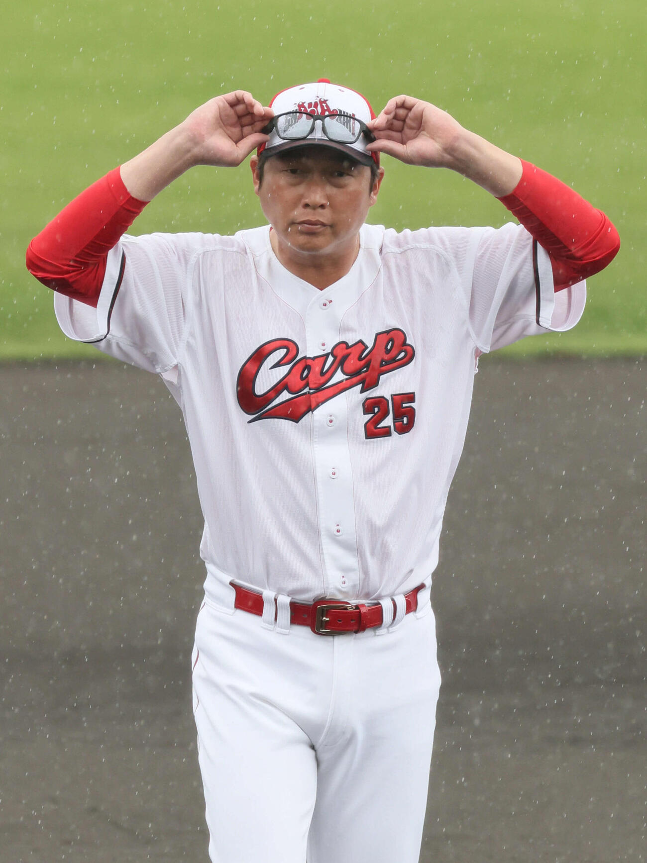 キャンプを打ち上げた新井監督（撮影・加藤孝規）