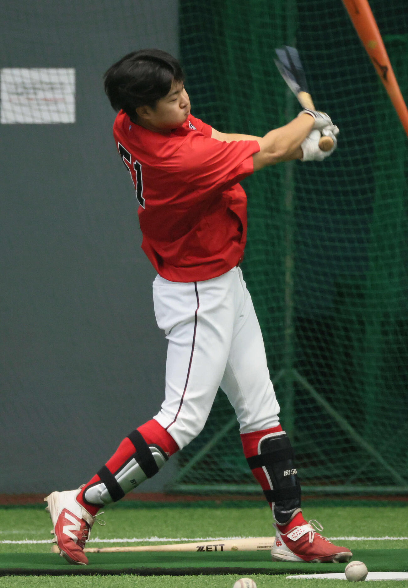 ティー打撃練習をする広島平川（撮影・加藤孝規）