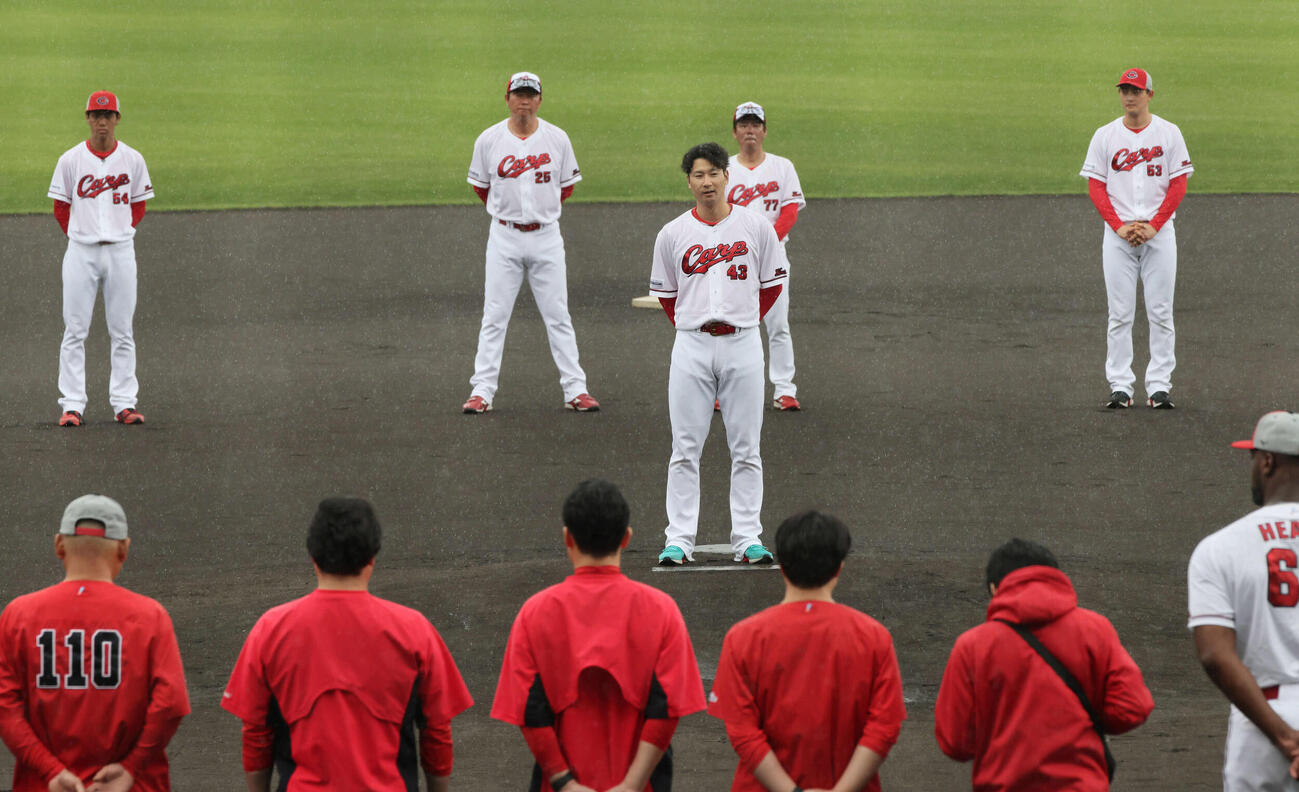 沖縄キャンプ打ち上げのあいさつする島内颯太郎選手会長（中央）。左後ろは新井貴浩監督（撮影・加藤孝規）