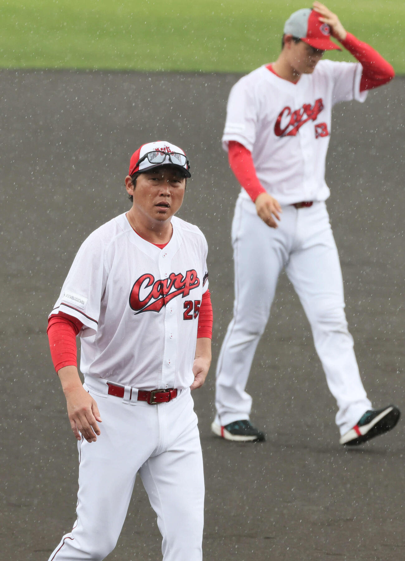 沖縄キャンプを打ち上げた新井貴浩監督（撮影・加藤孝規）
