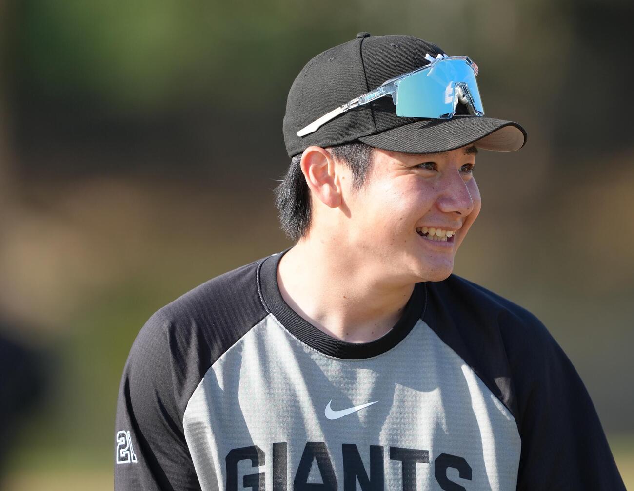 練習中、笑顔を見せる巨人竹丸（撮影・足立雅史）