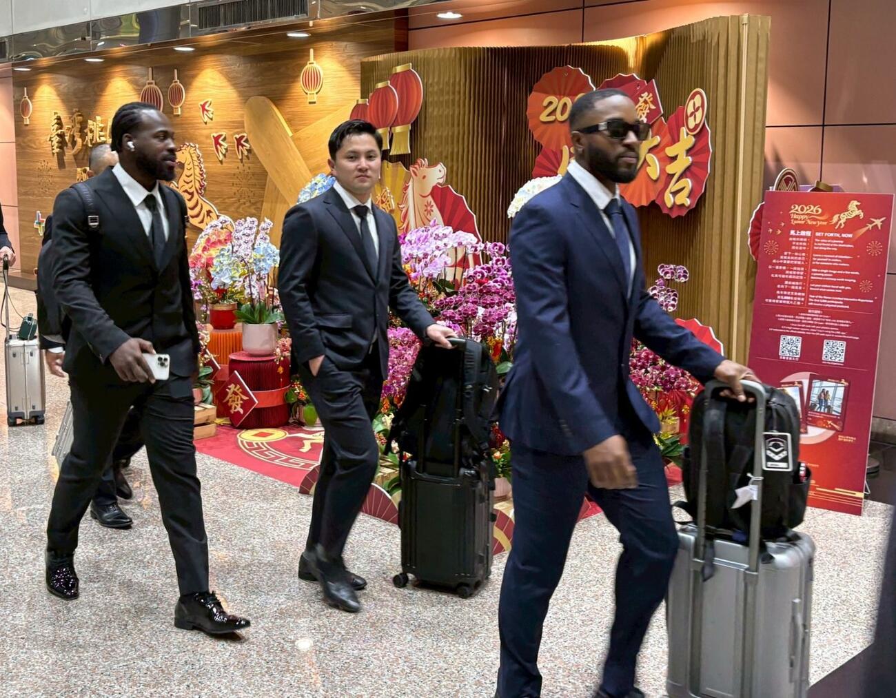 台北入りしたラオ（左）、カストロ（右）ら日本ハムの選手、スタッフたち（撮影・永野高輔）