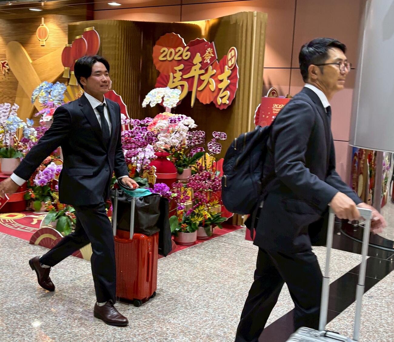 台北・桃園空港に到着した日本ハム山県（左）と山田バッテリーコーチ（撮影・永野高輔）