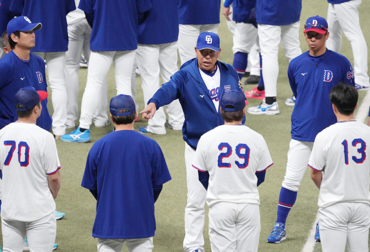 井上監督（中央）は投手陣を集め話をする（撮影・森本幸一）
