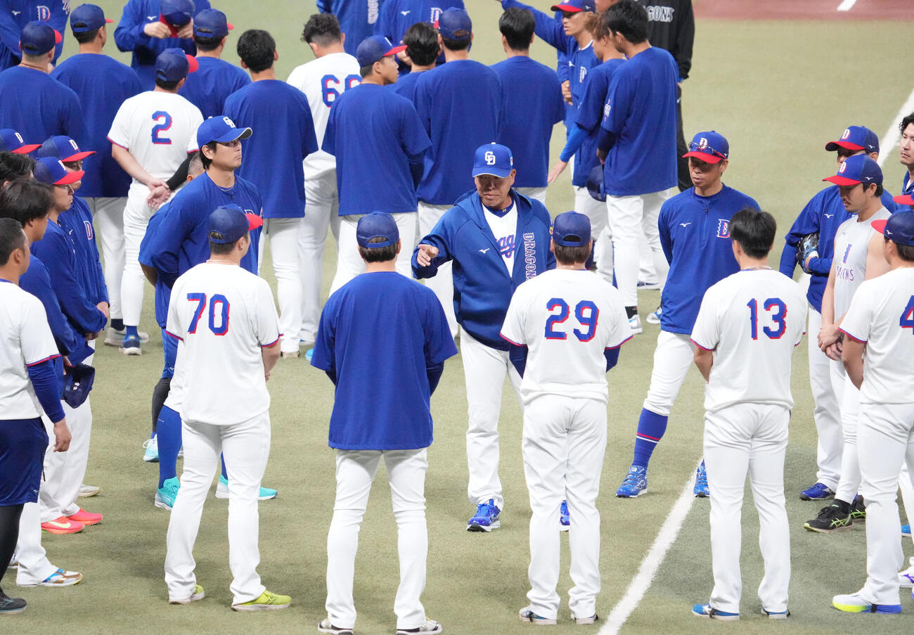 井上監督（中央）は投手陣を集め話をする（撮影・森本幸一）