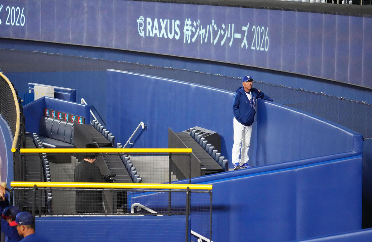 新設されたホームランテラス席を見る井上監督（撮影・森本幸一）