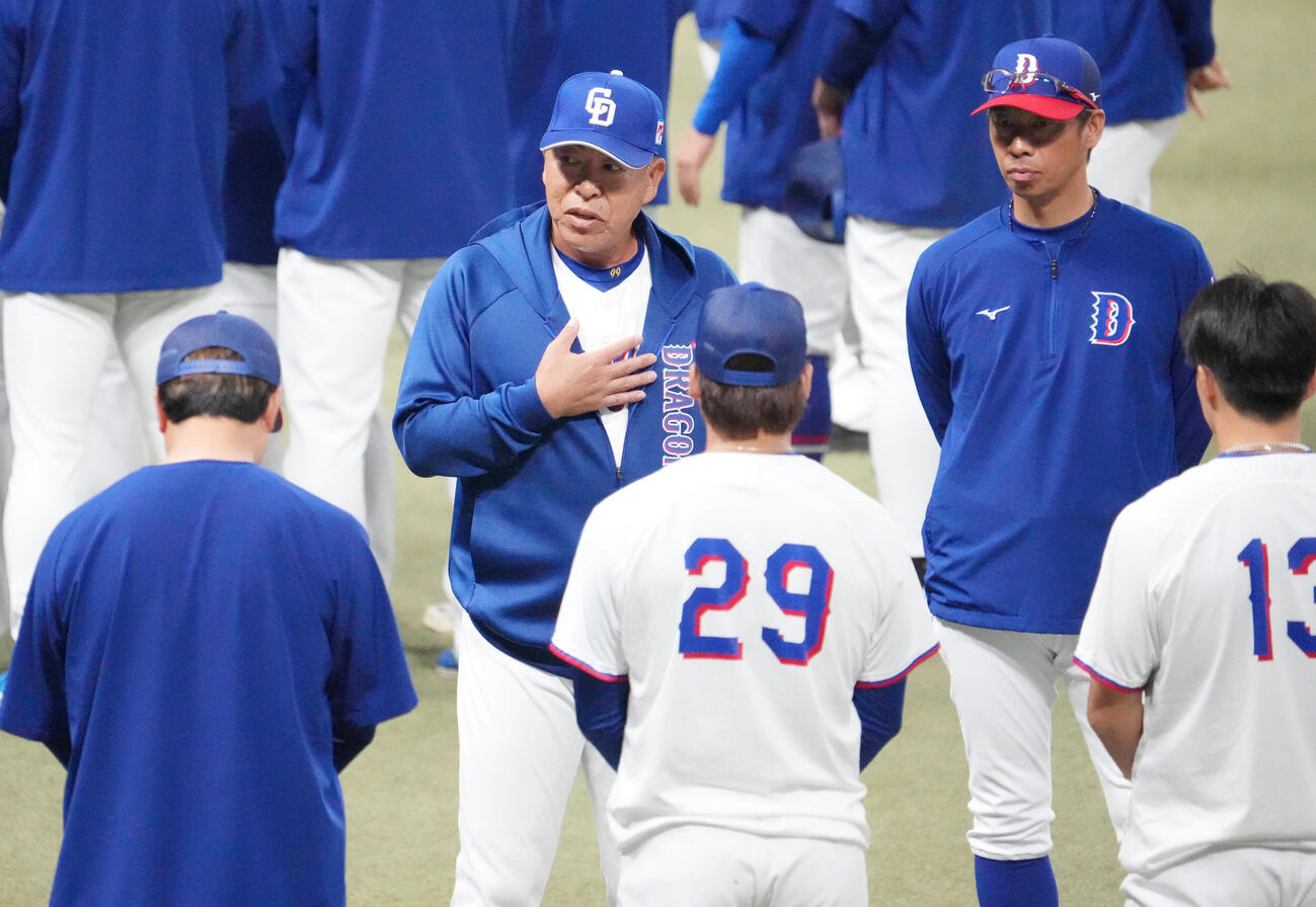 井上監督（左から2人目）は投手陣を集め話をする（撮影・森本幸一）