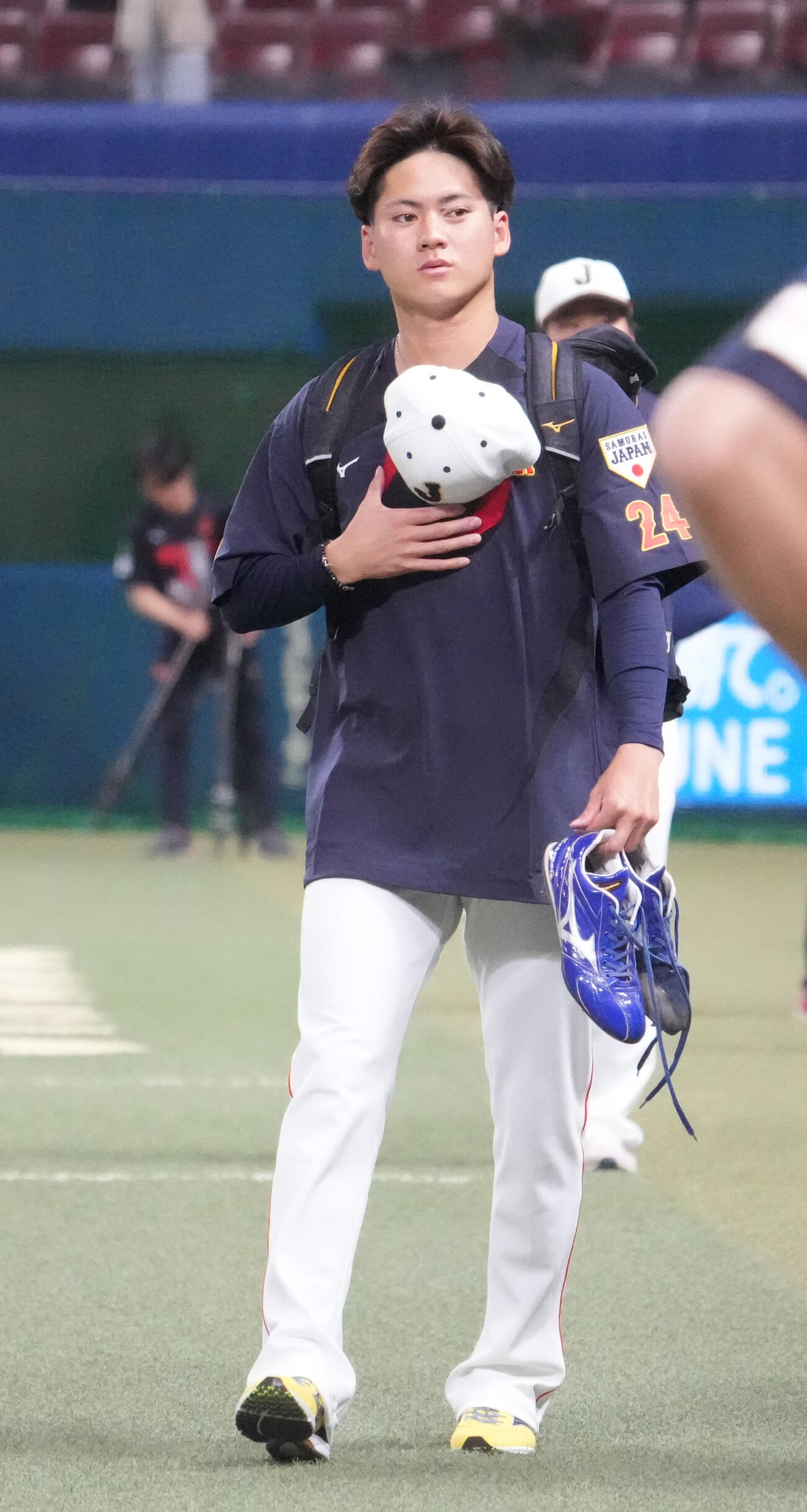 侍ジャパンに合流する金丸（撮影・森本幸一）