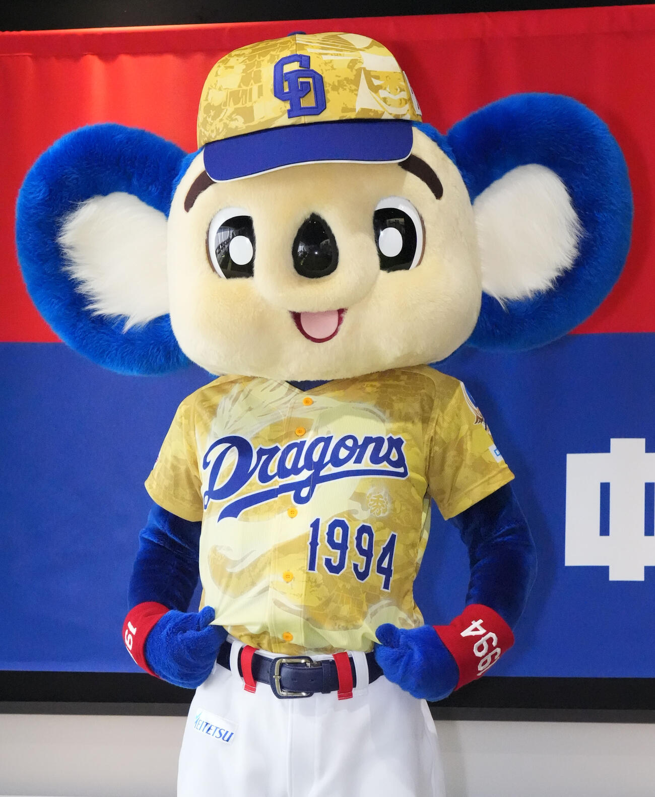 昇竜ユニフォームを披露するドアラ（撮影・森本幸一）