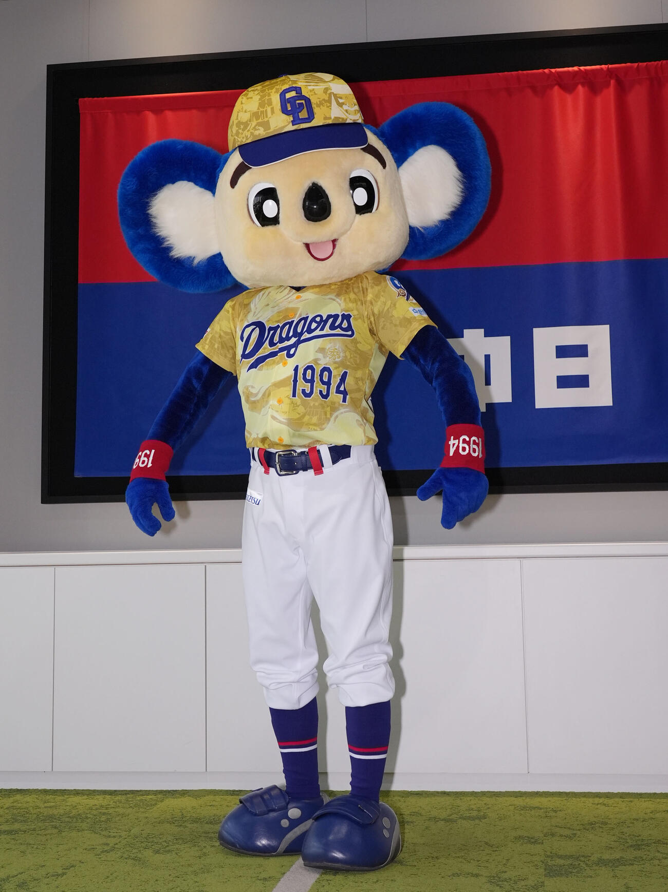 昇竜ユニフォームを披露するドアラ（撮影・森本幸一）