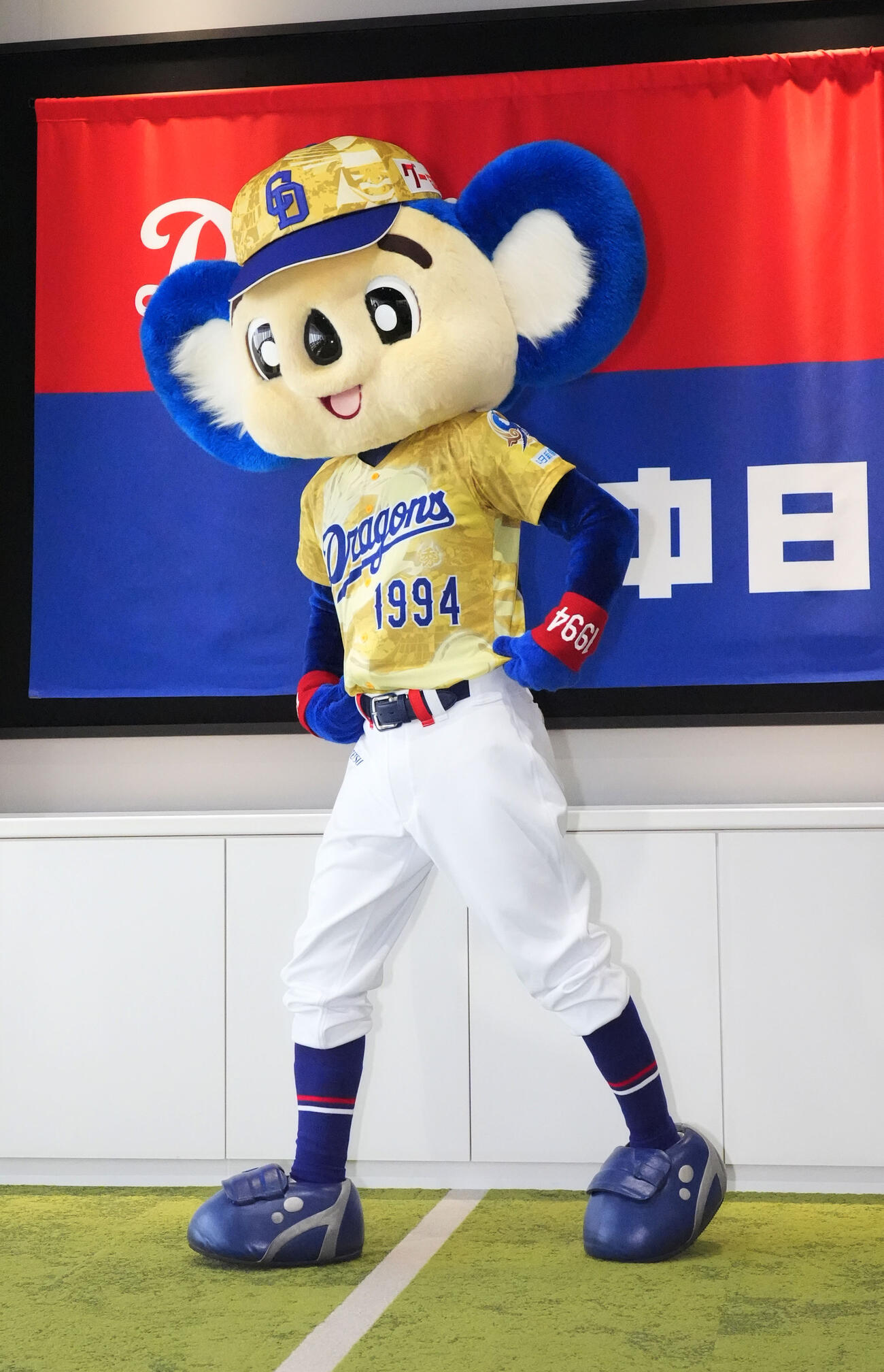 昇竜ユニフォームを披露するドアラ（撮影・森本幸一）