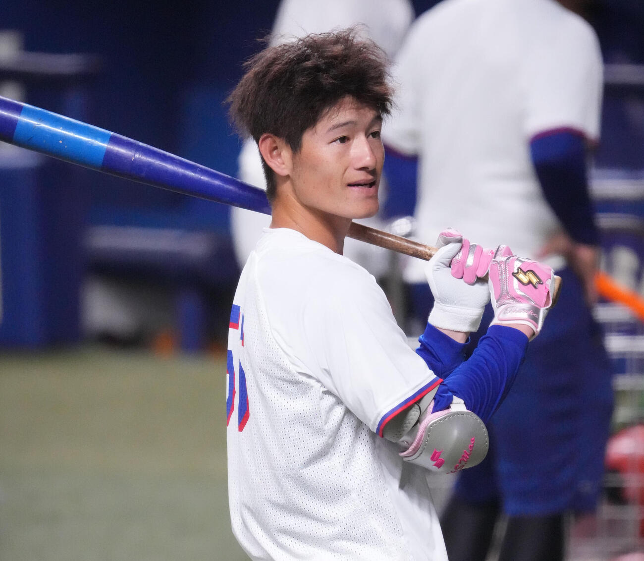 打撃練習をする新保（撮影・森本幸一）