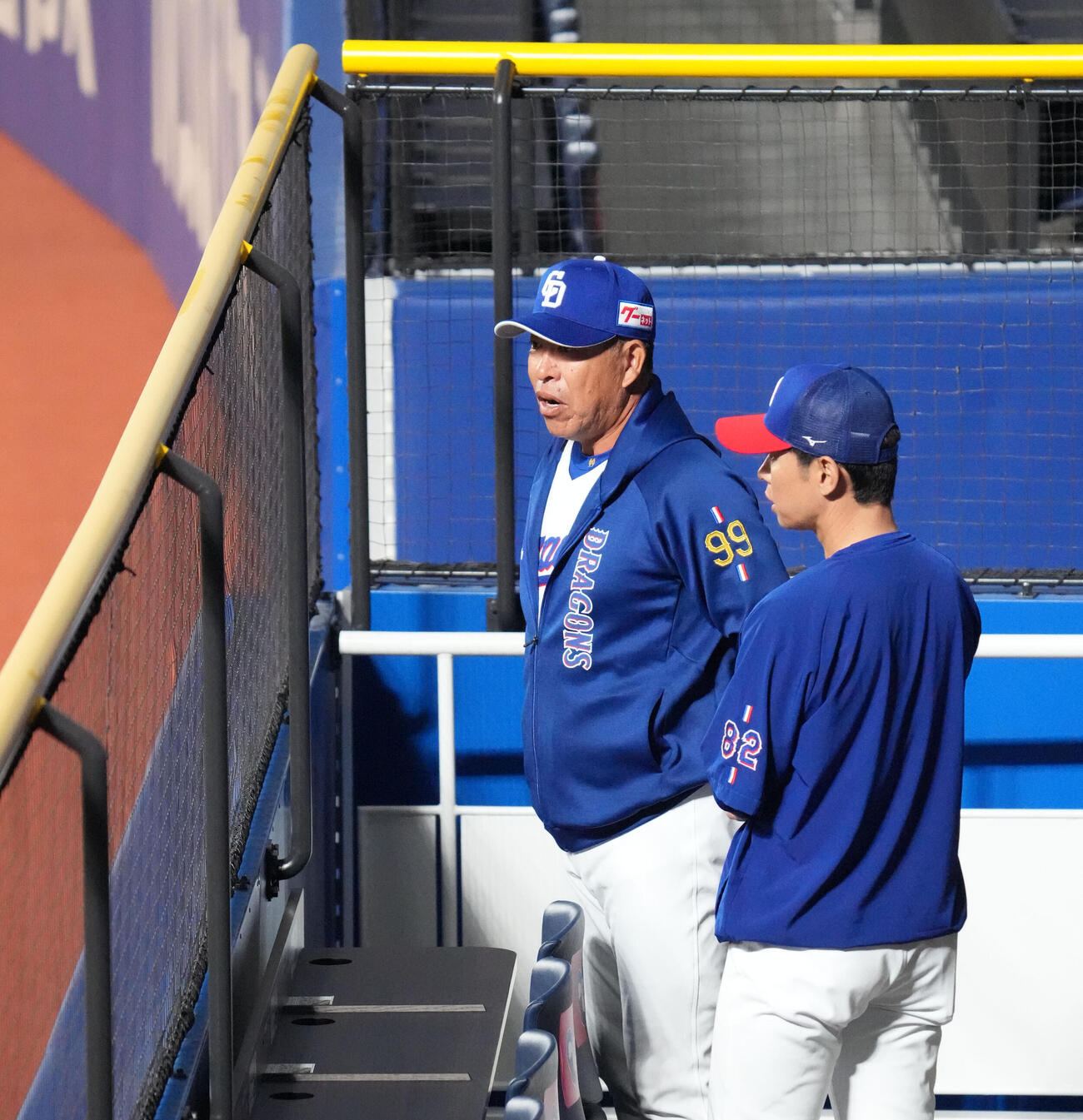 新設されたホームランテラス席を見る井上監督（左）右は浅尾投手コーチ（撮影・森本幸一）