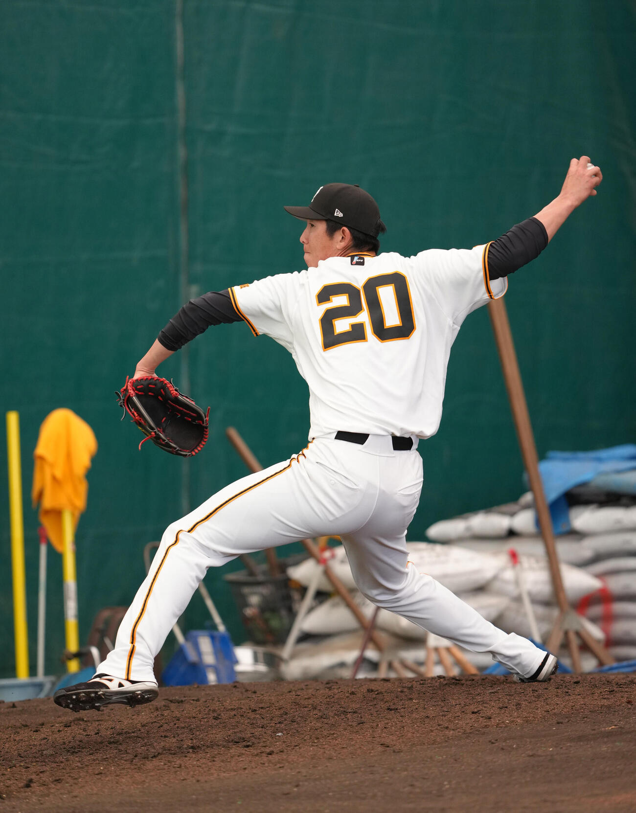 ブルペン投球する巨人戸郷（撮影・足立雅史）