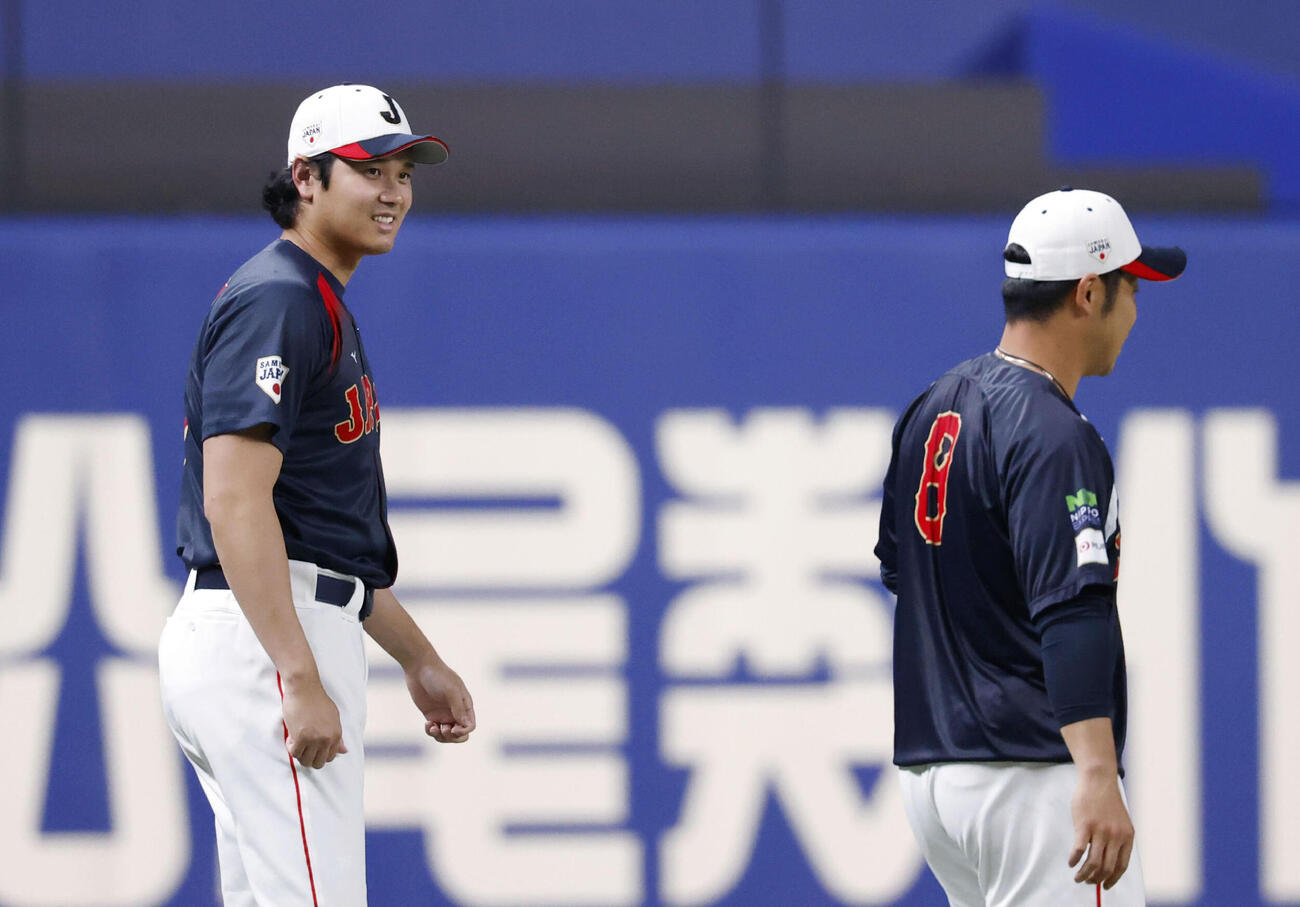 WBC日本代表に合流し、近藤（右）と言葉を交わす大谷（共同）