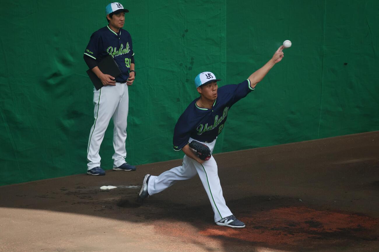 ブルペンで投球するヤクルト山野（撮影・塚本光）