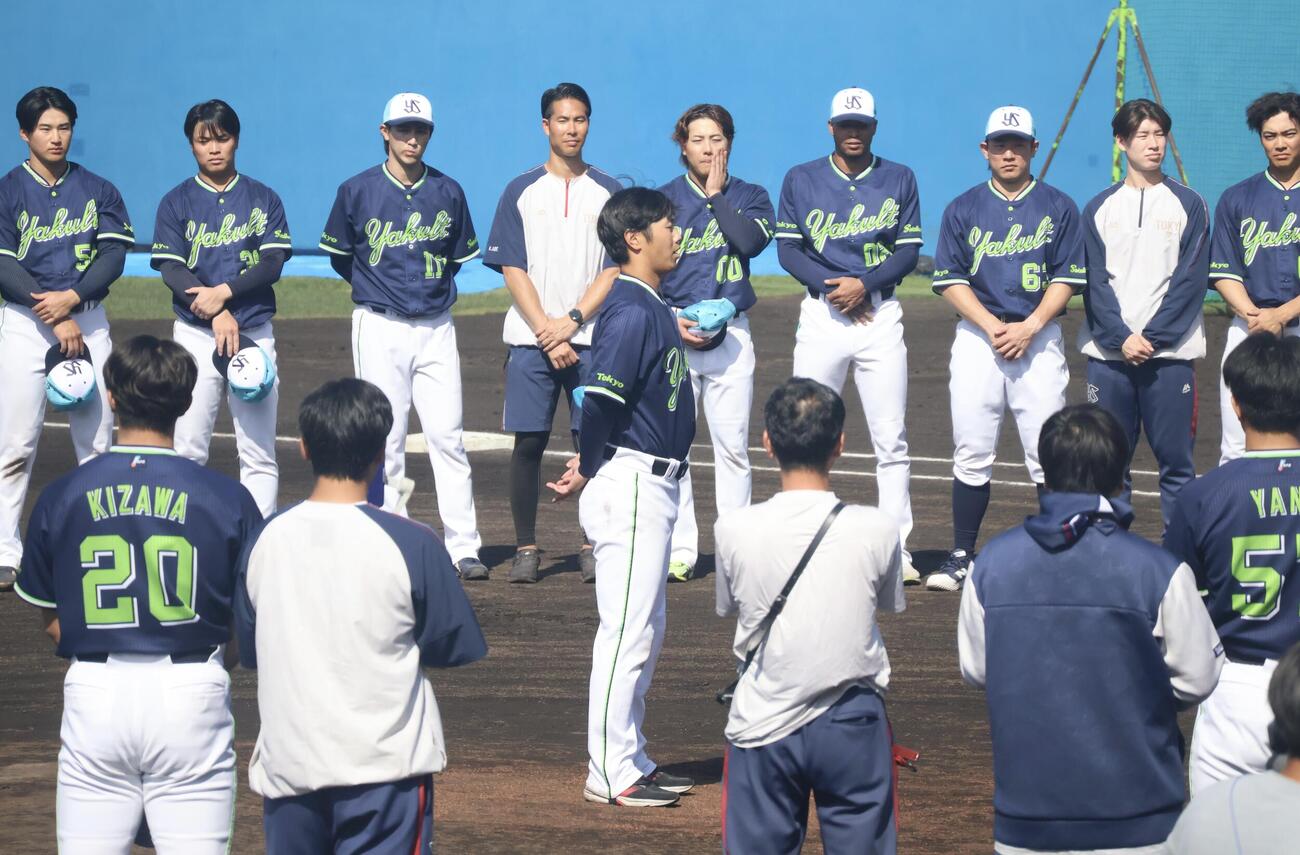 輪の中で話すヤクルト古賀（撮影・塚本光）