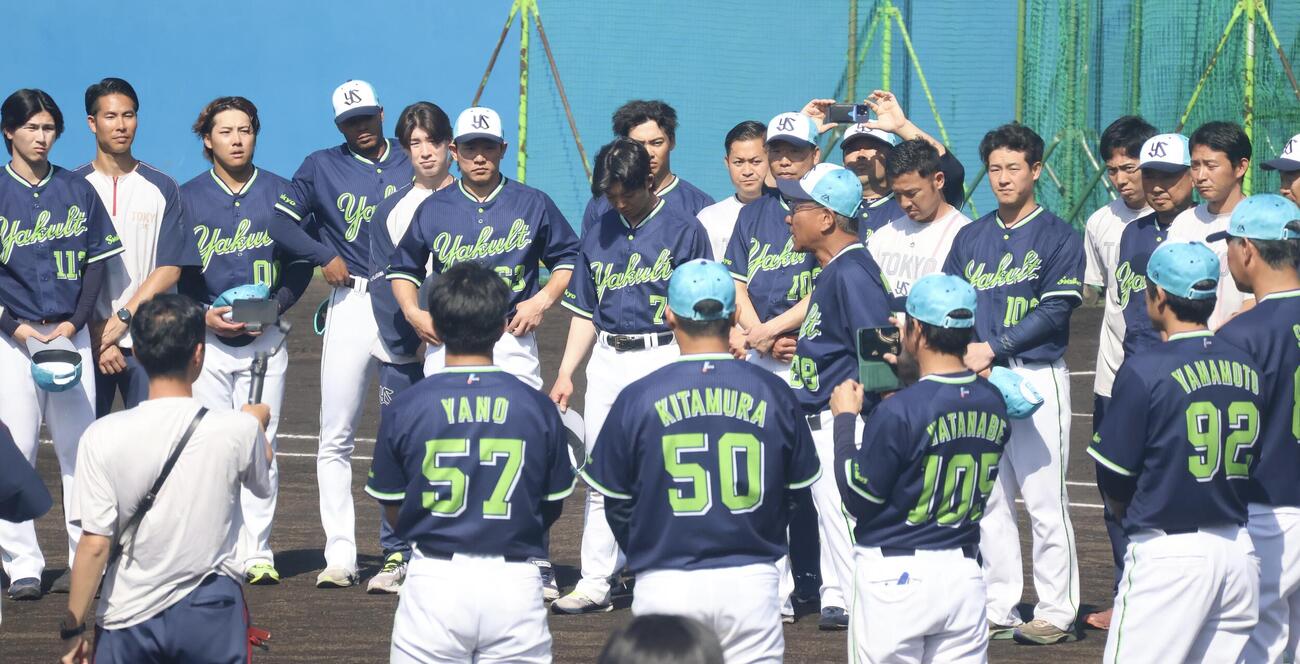 輪の中で話すヤクルト池山監督（撮影・塚本光）