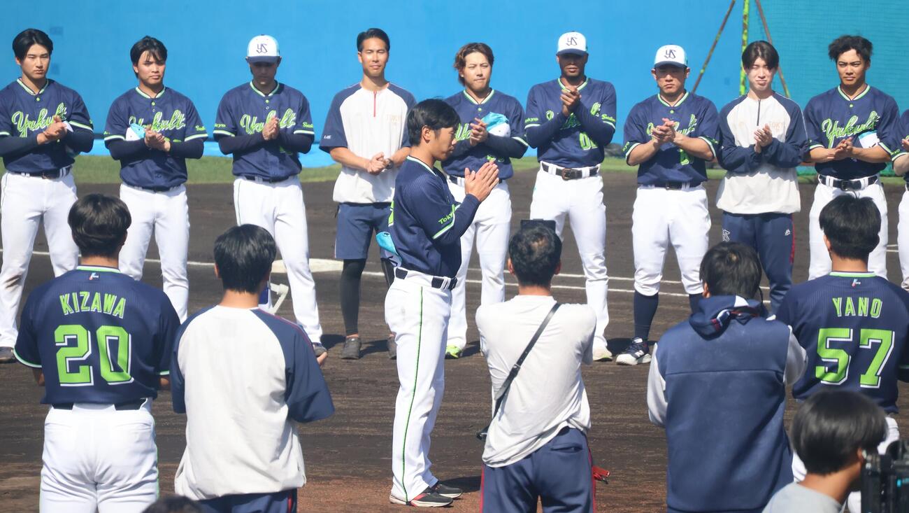 ヤクルトナインは古賀（中央）のかけ声に合わせて一丁締めをする（撮影・塚本光）