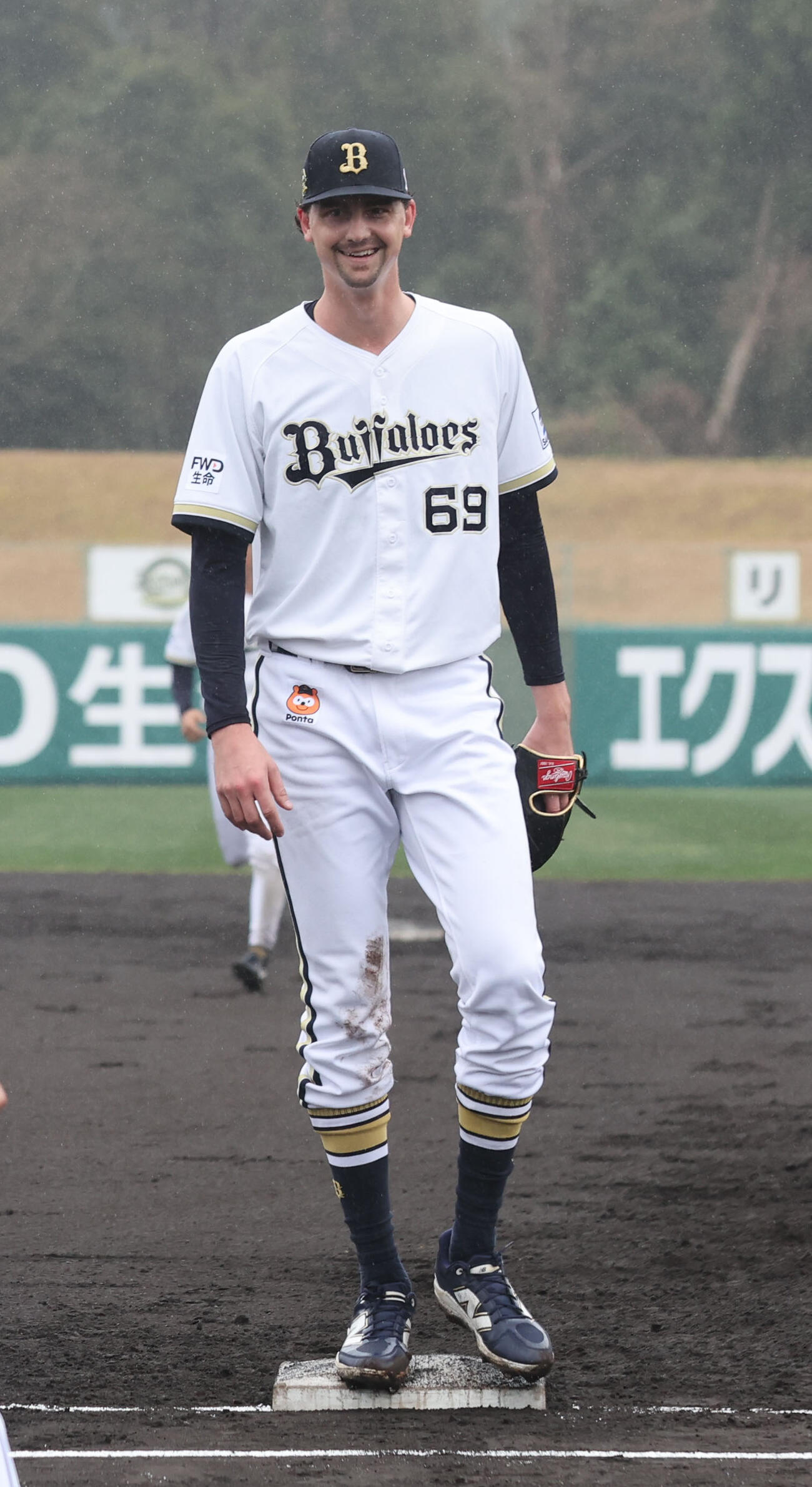 オリックス対西武　先発したオリックスのジェリーは2回を投げ被安打1と好投、笑顔を見せる（撮影・梅根麻紀）