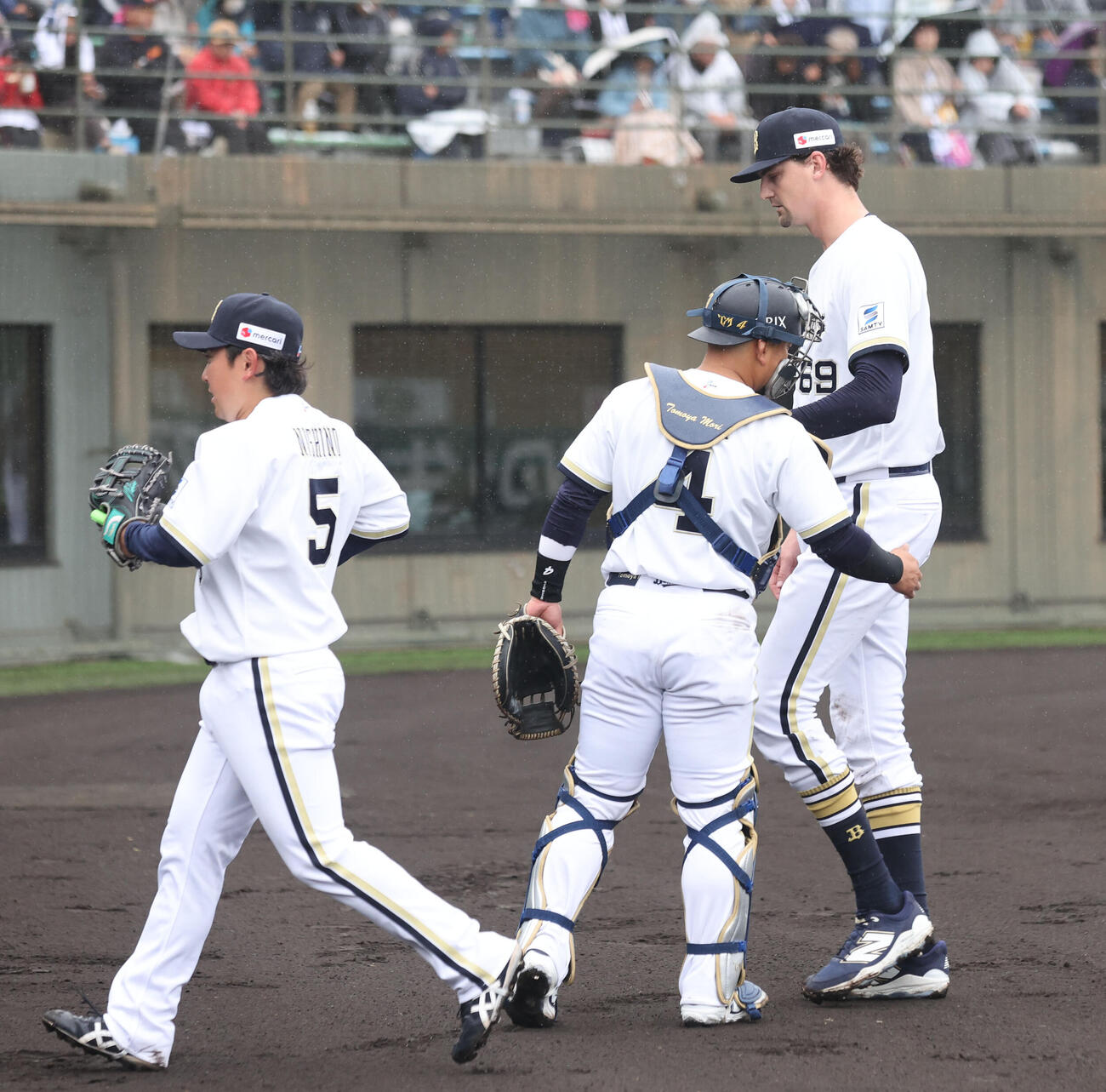 オリックス対西武　先発したオリックスのジェリー（右）は1回を投げ終え森友捕手（中央）に声をかけられる（撮影・梅根麻紀）