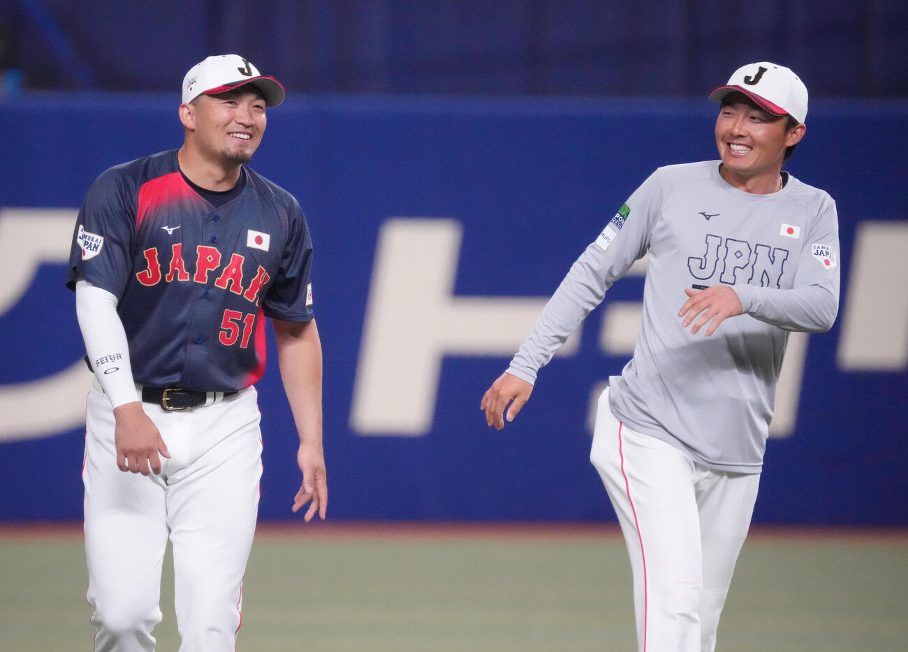 鈴木（左）は侍ジャパンに合流し源田と言葉を交わす（撮影・森本幸一）