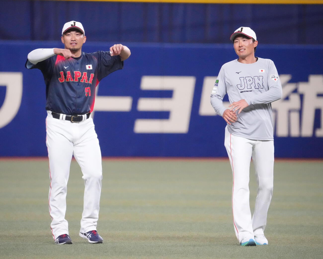 鈴木（左）は侍ジャパンに合流し源田と言葉を交わす（撮影・森本幸一）