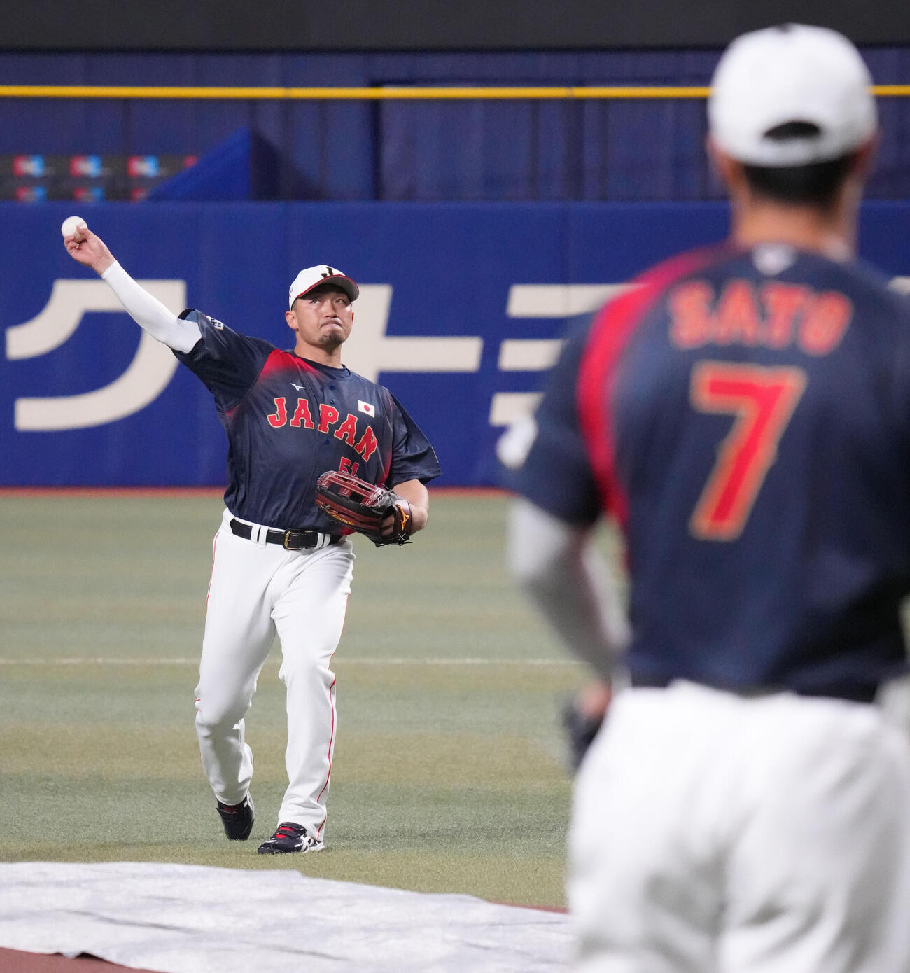 キャッチボールをする鈴木（左）右は佐藤（撮影・森本幸一）