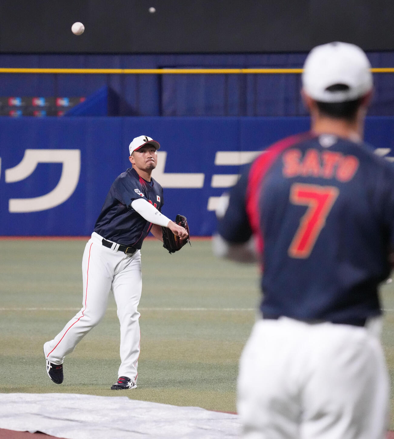 キャッチボールをする鈴木（左）右は佐藤（撮影・森本幸一）