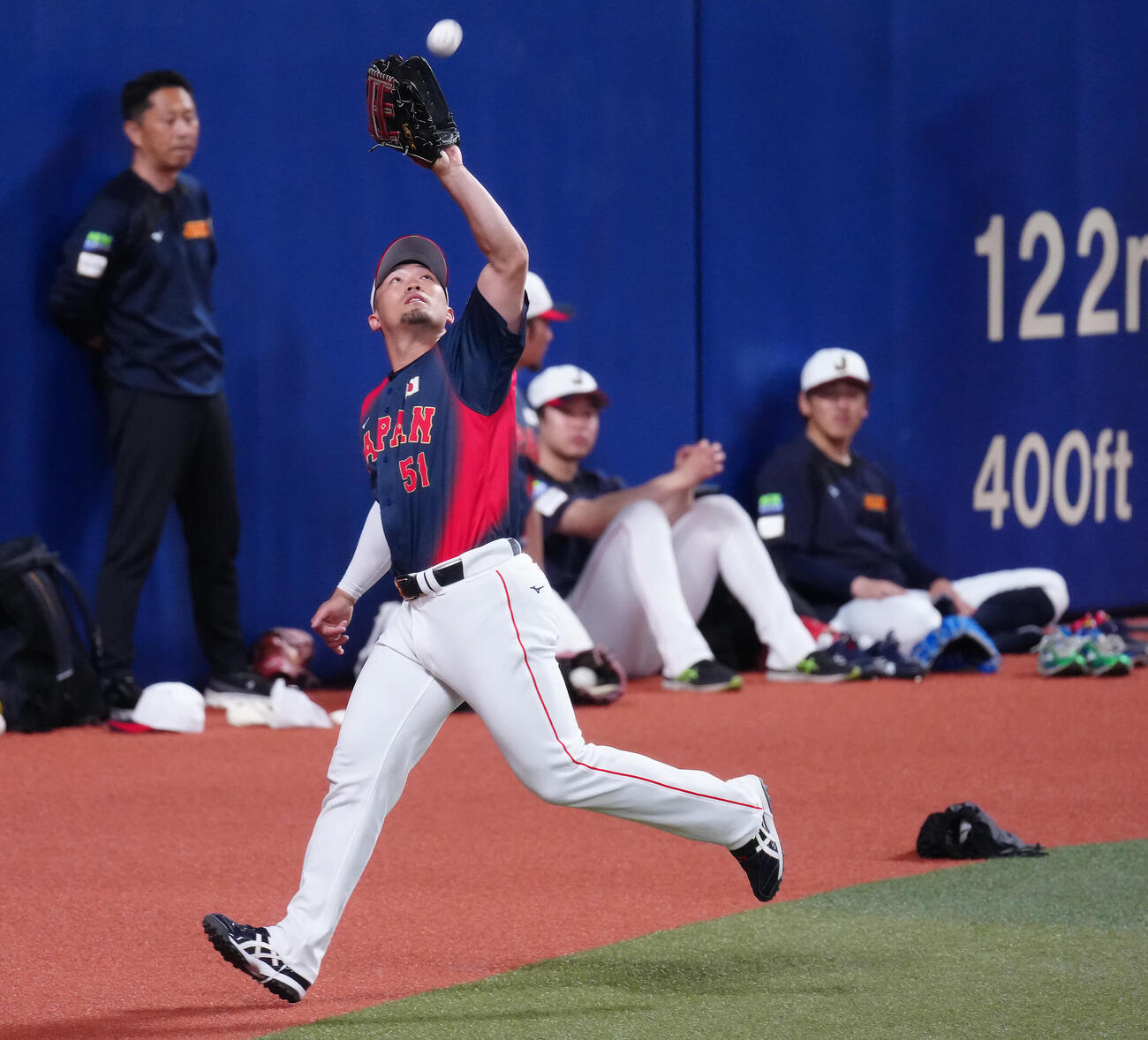 守備練習に臨む鈴木（撮影・垰建太）