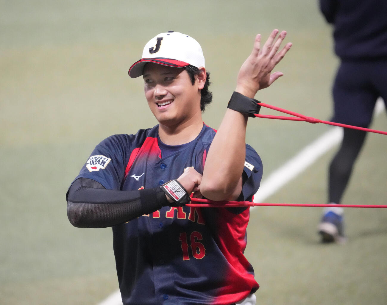 明るい表情でチューブトレーニングをする大谷（撮影・森本幸一）