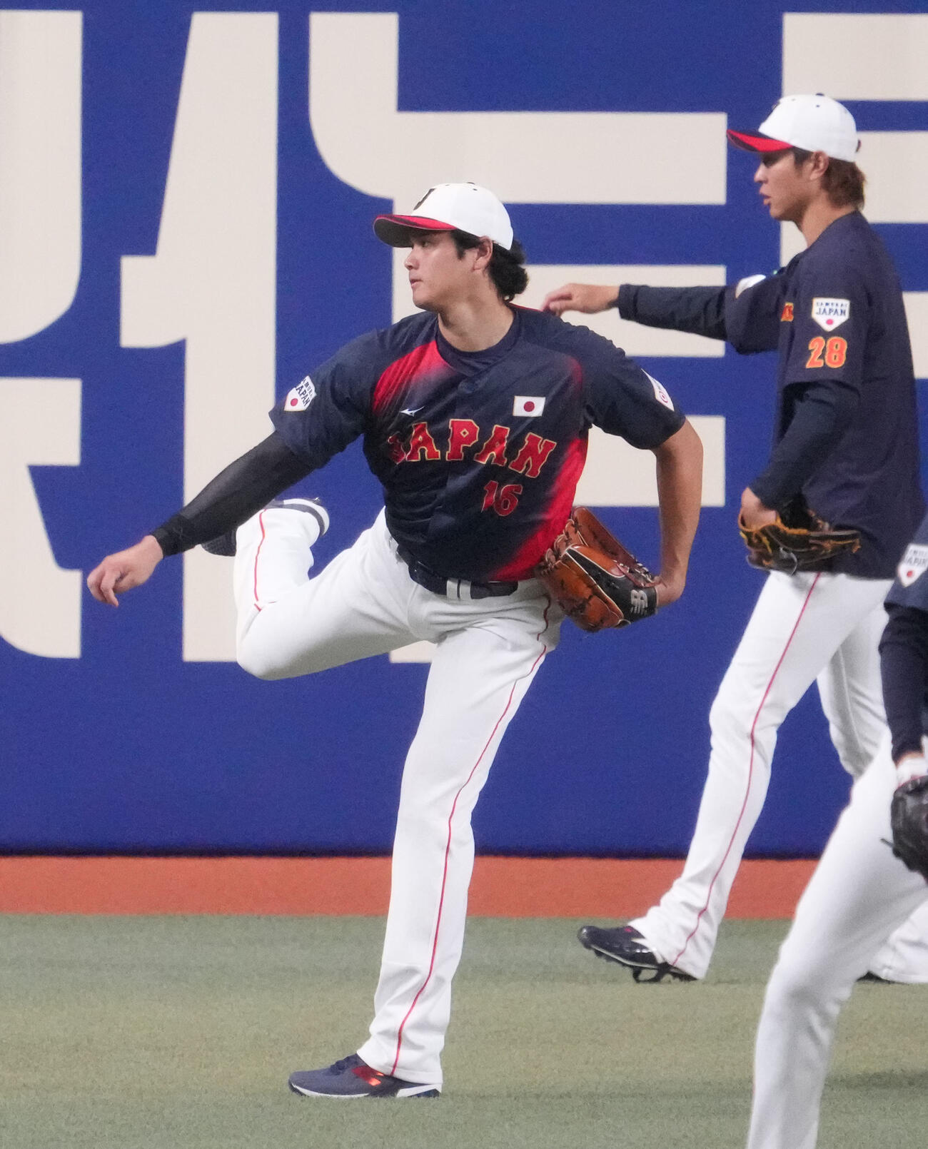 キャッチボールをする大谷（左）右は高橋（撮影・森本幸一）