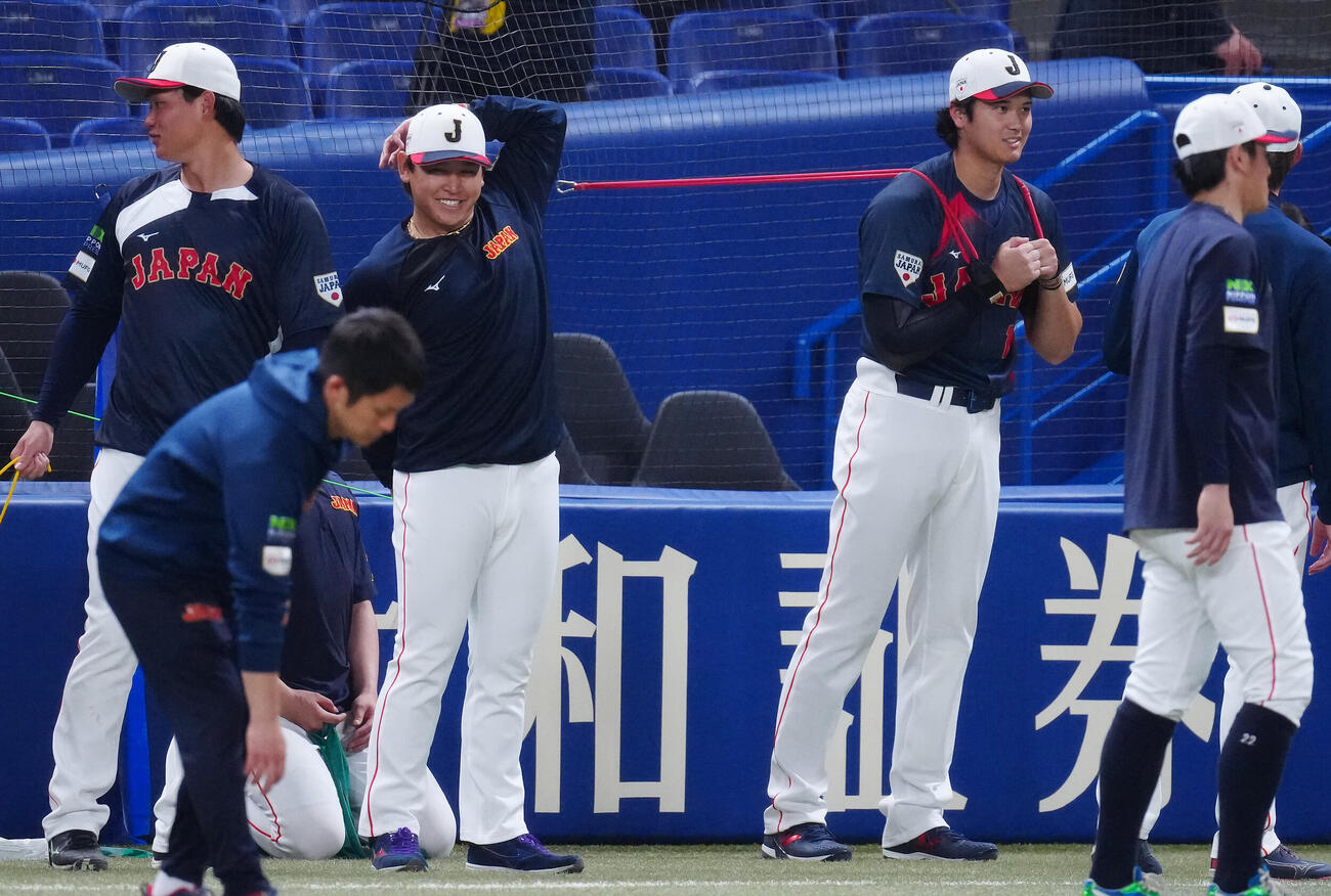 チームに合流し宮城（中央左）らと笑顔を見せる大谷（同右）（撮影・垰建太）