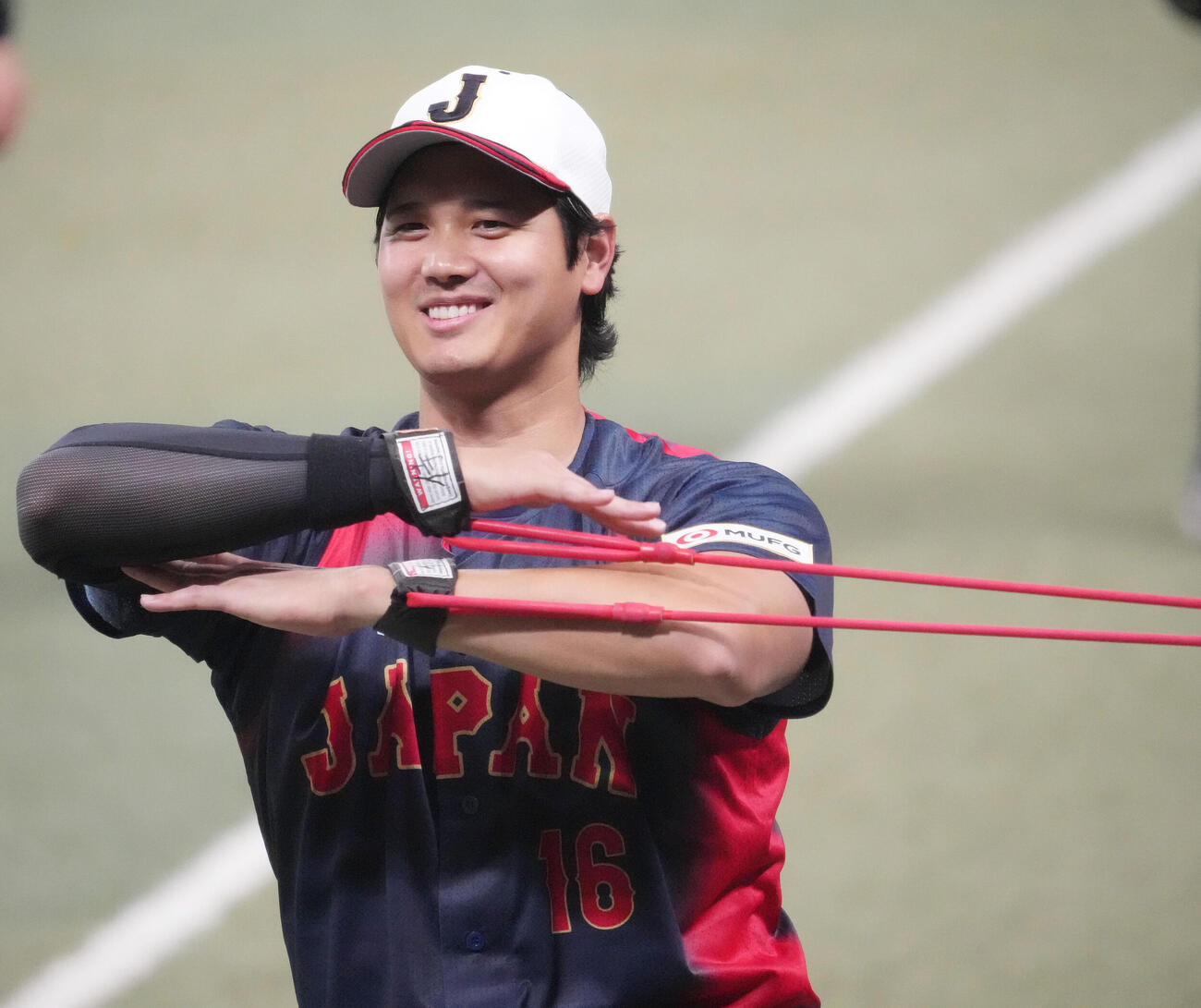 明るい表情でチューブトレーニングをする大谷（撮影・森本幸一）