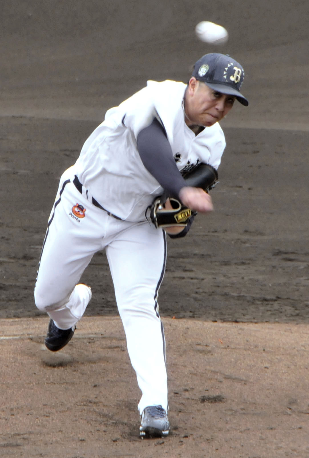 実戦形式の打撃練習に登板したオリックス古田島（共同）