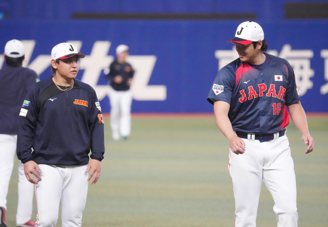 大谷翔（右）は侍ジャパンに合流し宮城と言葉を交わす（撮影・森本幸一）