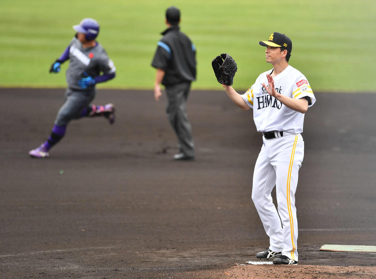 ソフトバンク対ヤマハ　1回表ヤマハ無死、舟久保（左）を中飛に抑えた大関（撮影・岩下翔太）