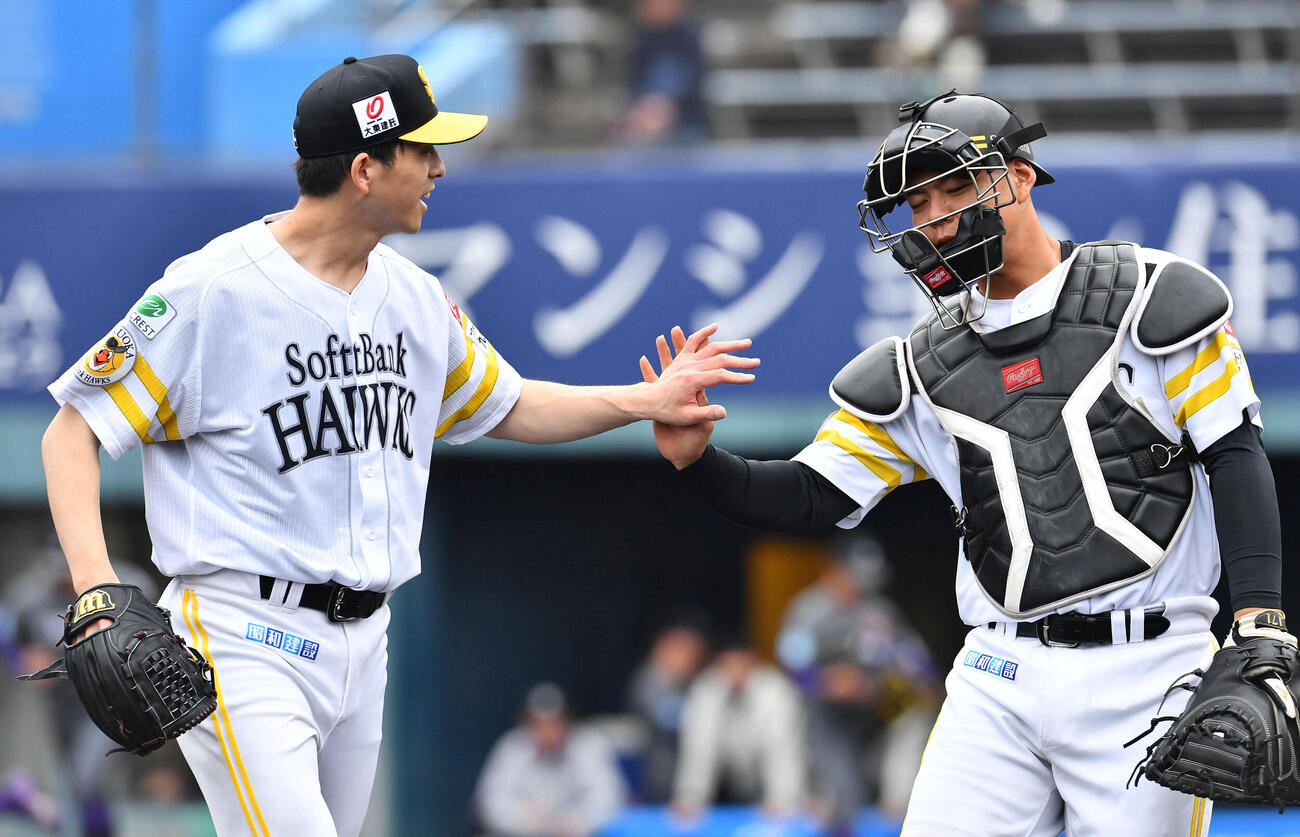 ソフトバンク対ヤマハ　2回を無安打に抑えた大関（左）は盛島と笑顔でタッチを交わす（撮影・岩下翔太）