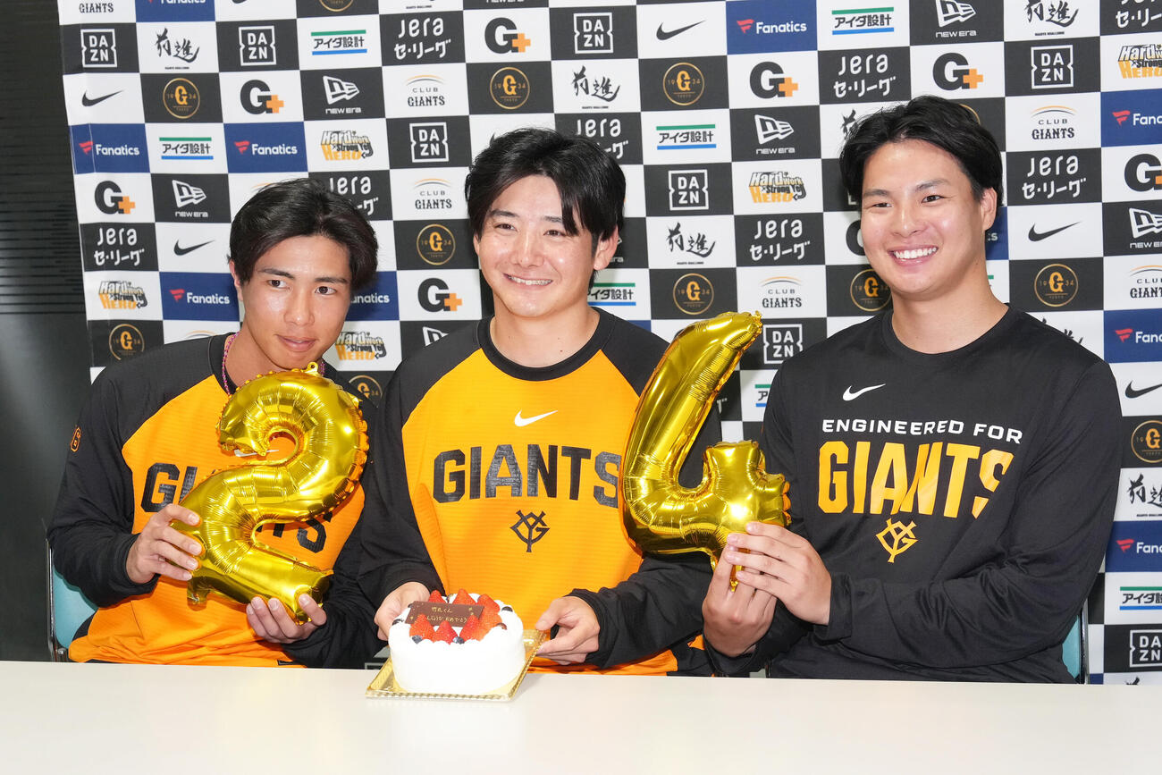この日誕生日の巨人竹丸（中央）は山城（左）と田和に祝福され笑顔（撮影・足立雅史）