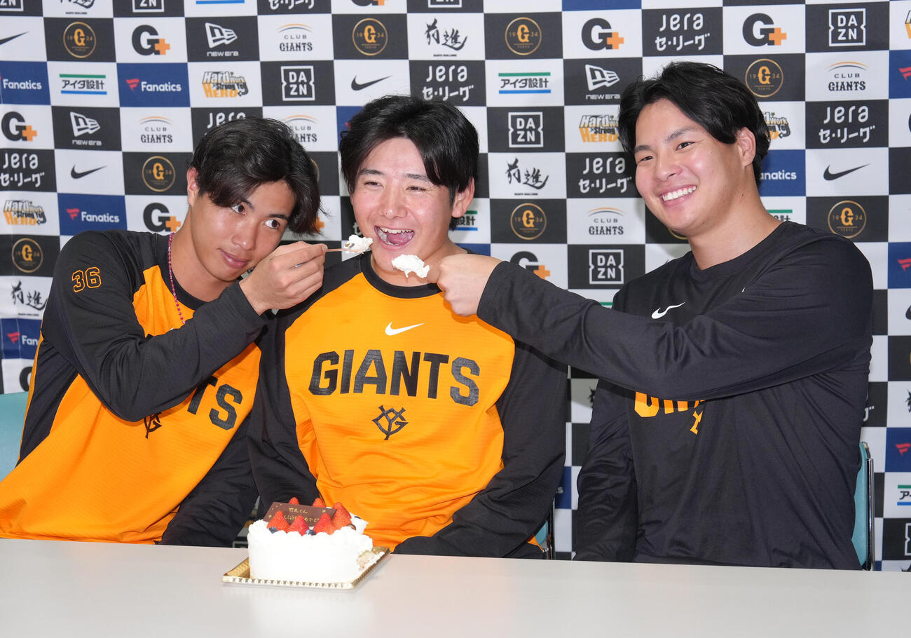 この日誕生日の巨人竹丸（中央）は山城（左）と田和に祝福され笑顔（撮影・足立雅史）