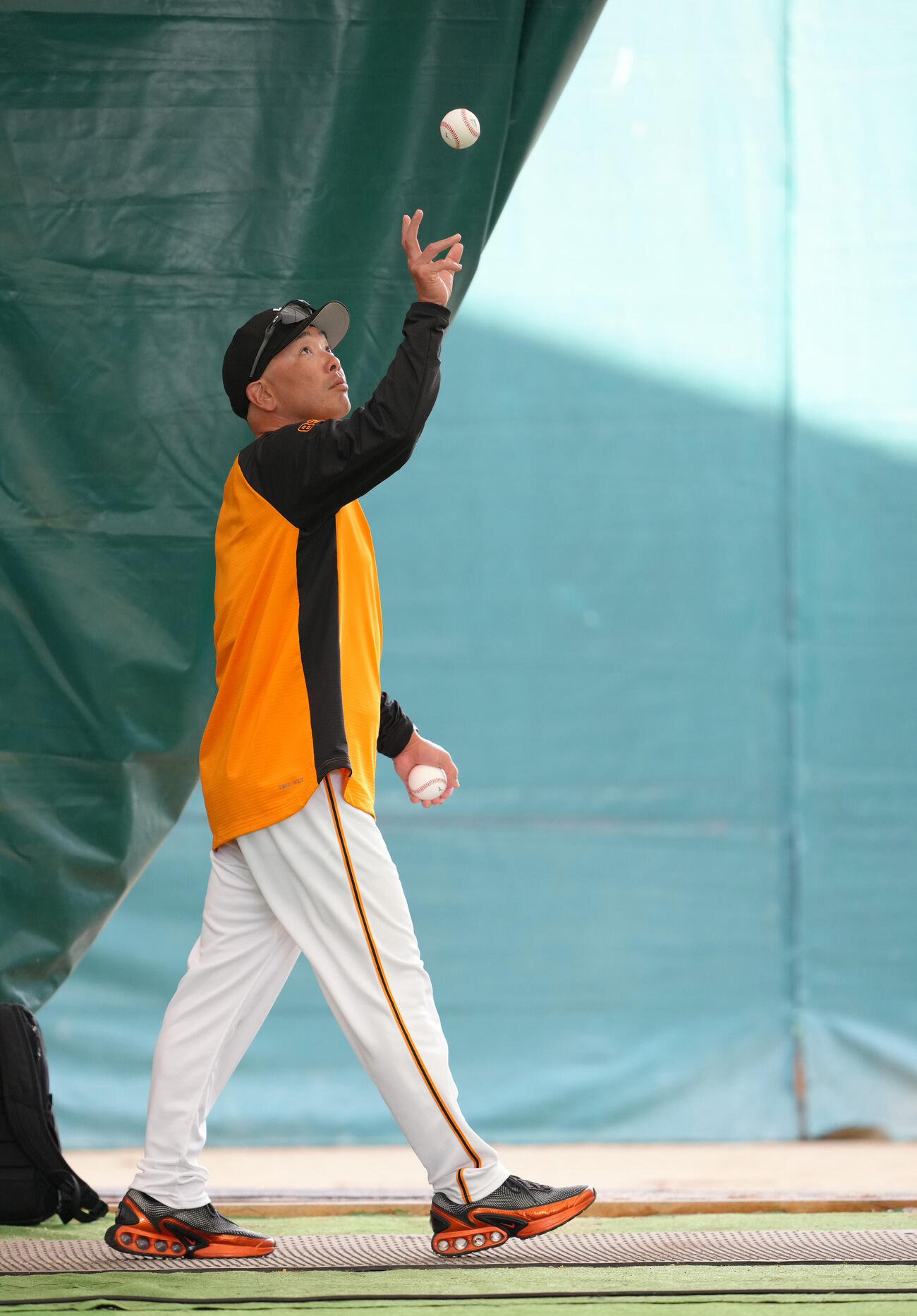 ブルペンでボールを放る巨人阿部監督（撮影・足立雅史）