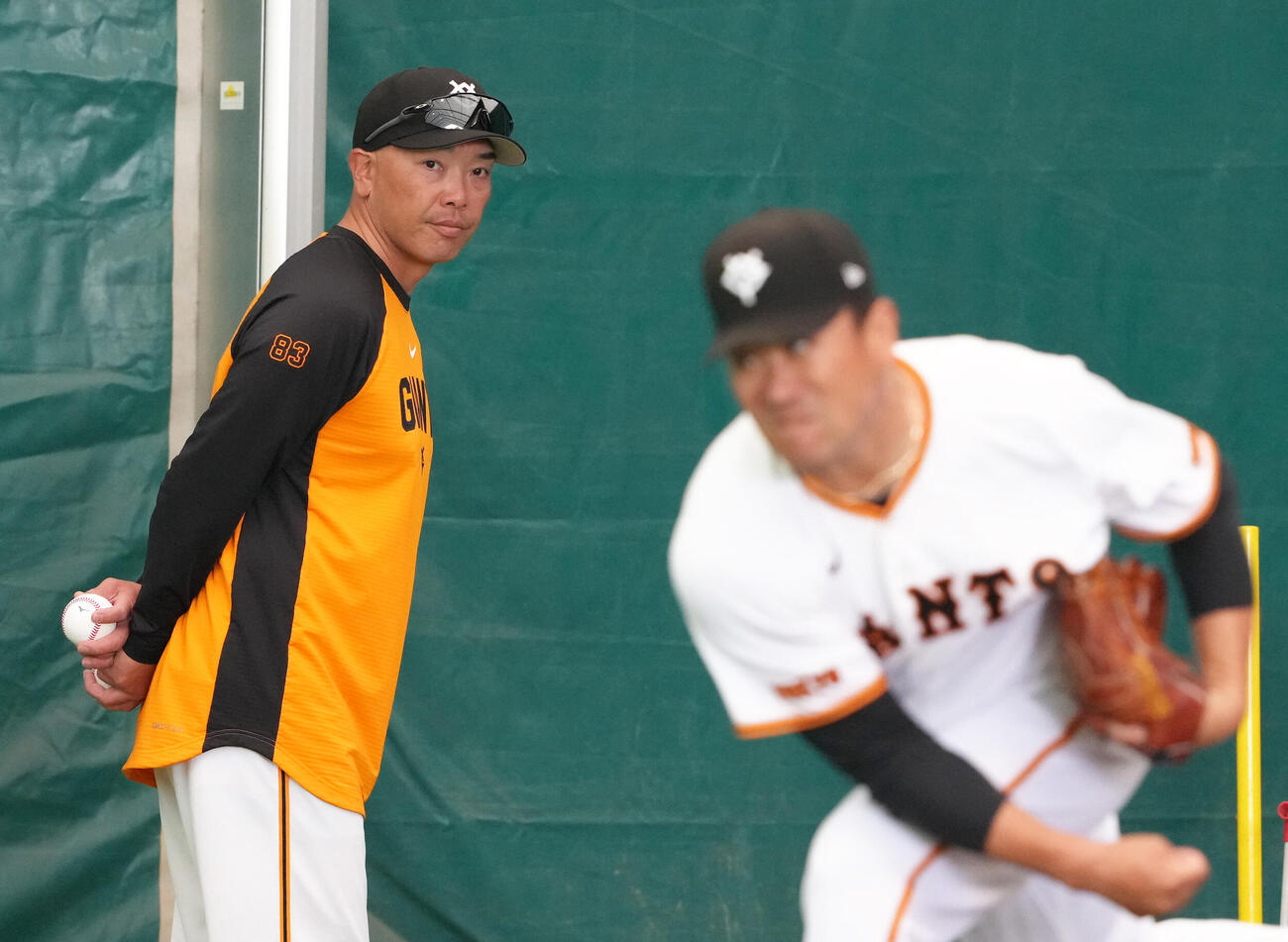 ブルペン投球する巨人田中将（手前）を見つめる阿部監督（撮影・足立雅史）