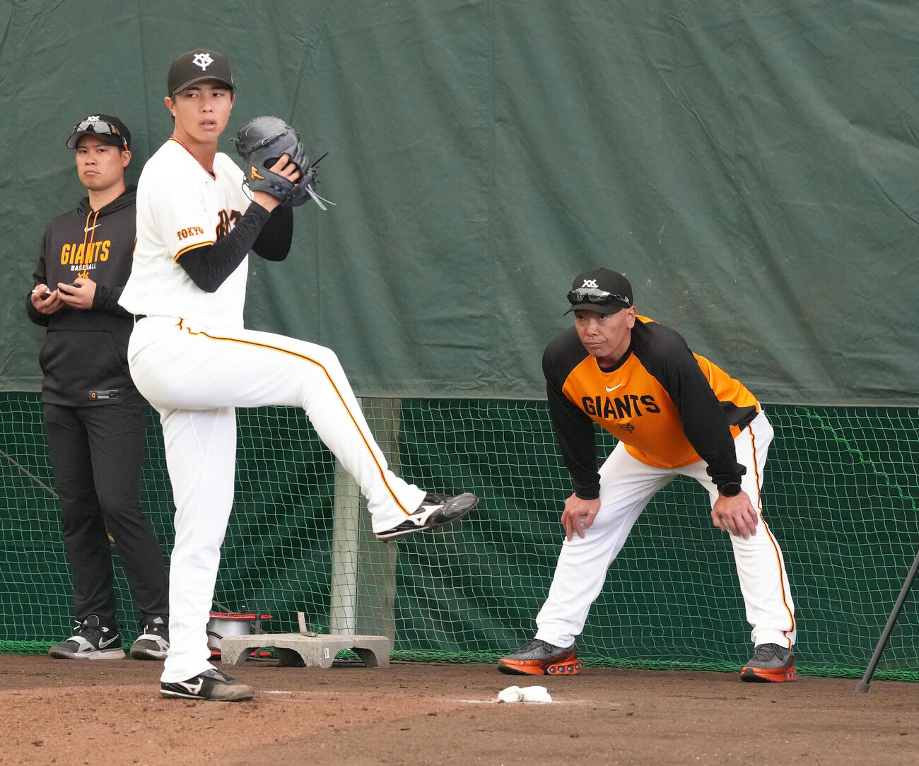 ブルペン投球する巨人山城（左）を見つめる阿部監督（撮影・足立雅史）