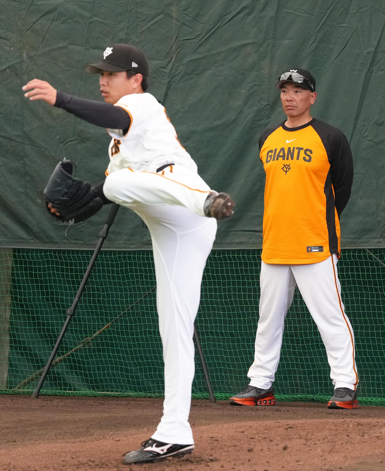 ブルペン投球する巨人山城（左）を見つめる阿部監督（撮影・足立雅史）
