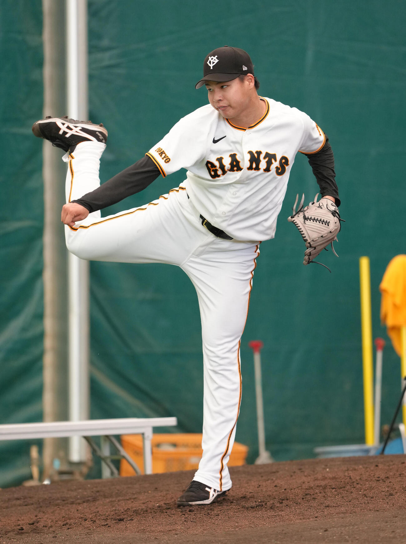 ブルペン投球する巨人田和（撮影・足立雅史）
